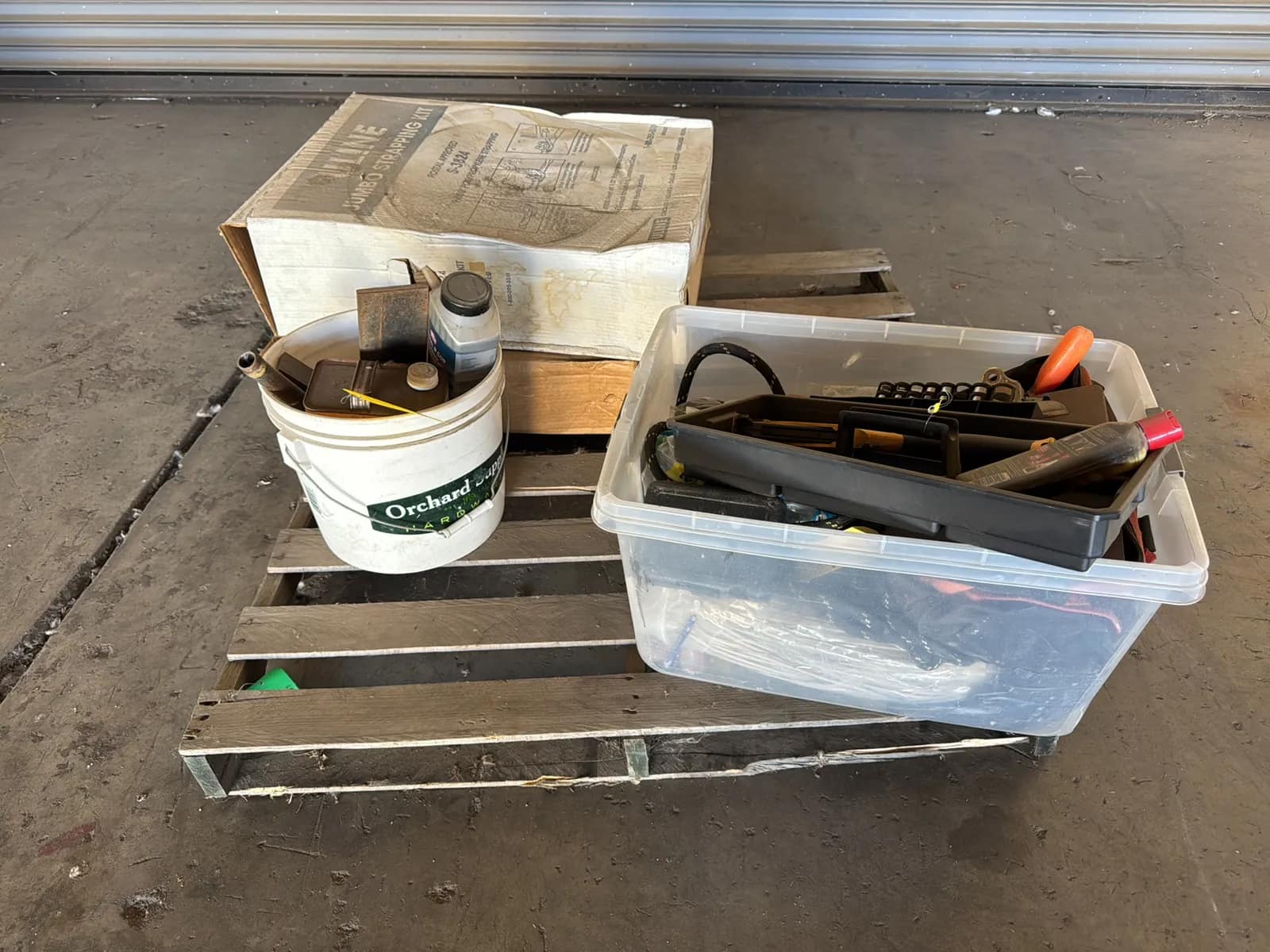 pallet-of-assorted-tools-full-roll-of-polypropylene-strapping-and-more-muh95z3f