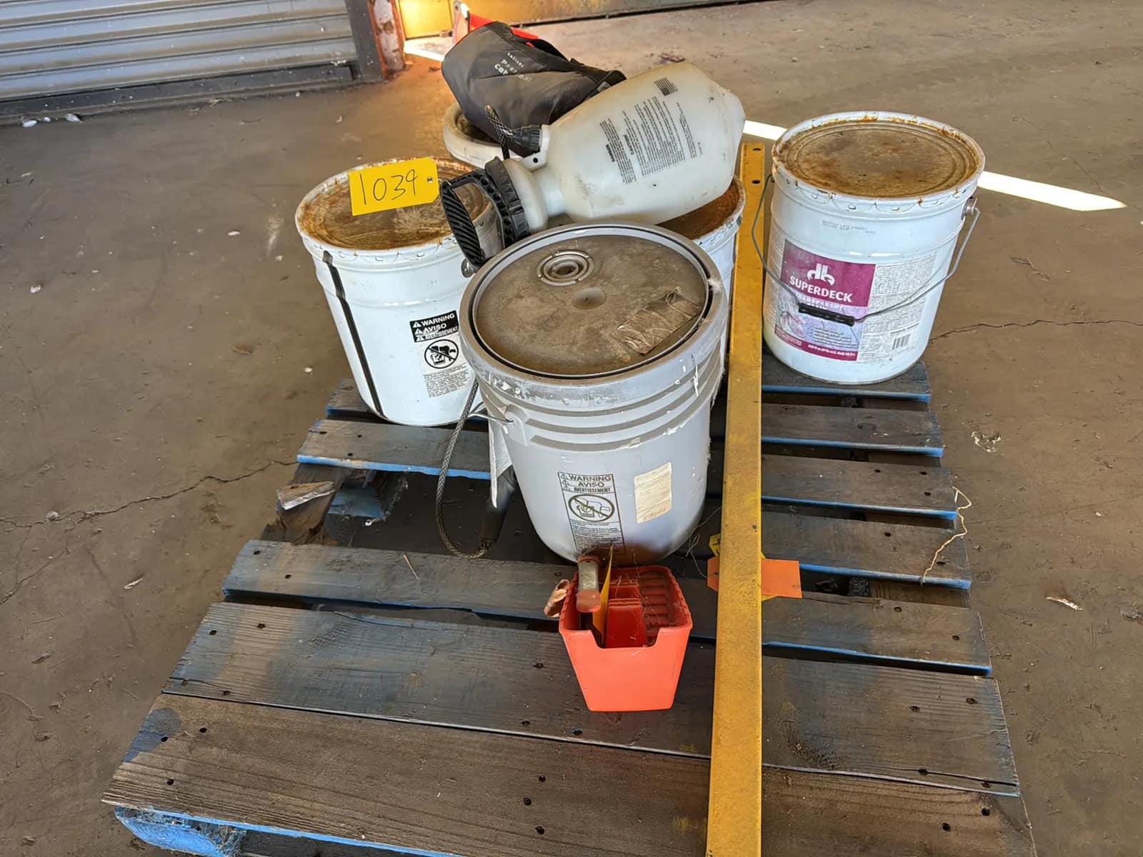 pallet-of-assorted-deck-stain-tire-chains-and-more-muh8pxkk