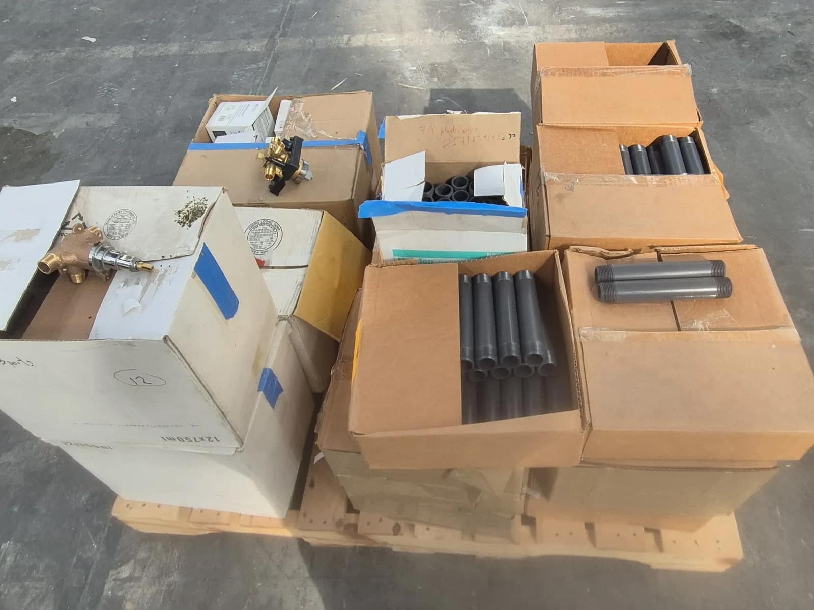 contents-of-pallet-assortment-of-plumbing-fittings-mueeqa2n