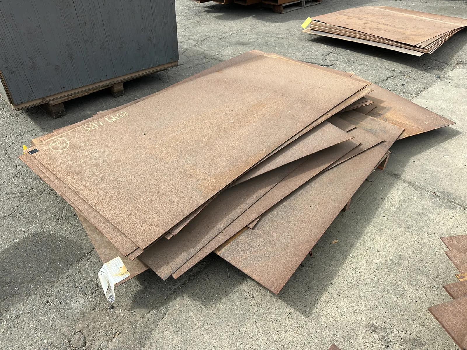 pallet-of-assorted-steel-plates-mu6eyqrv