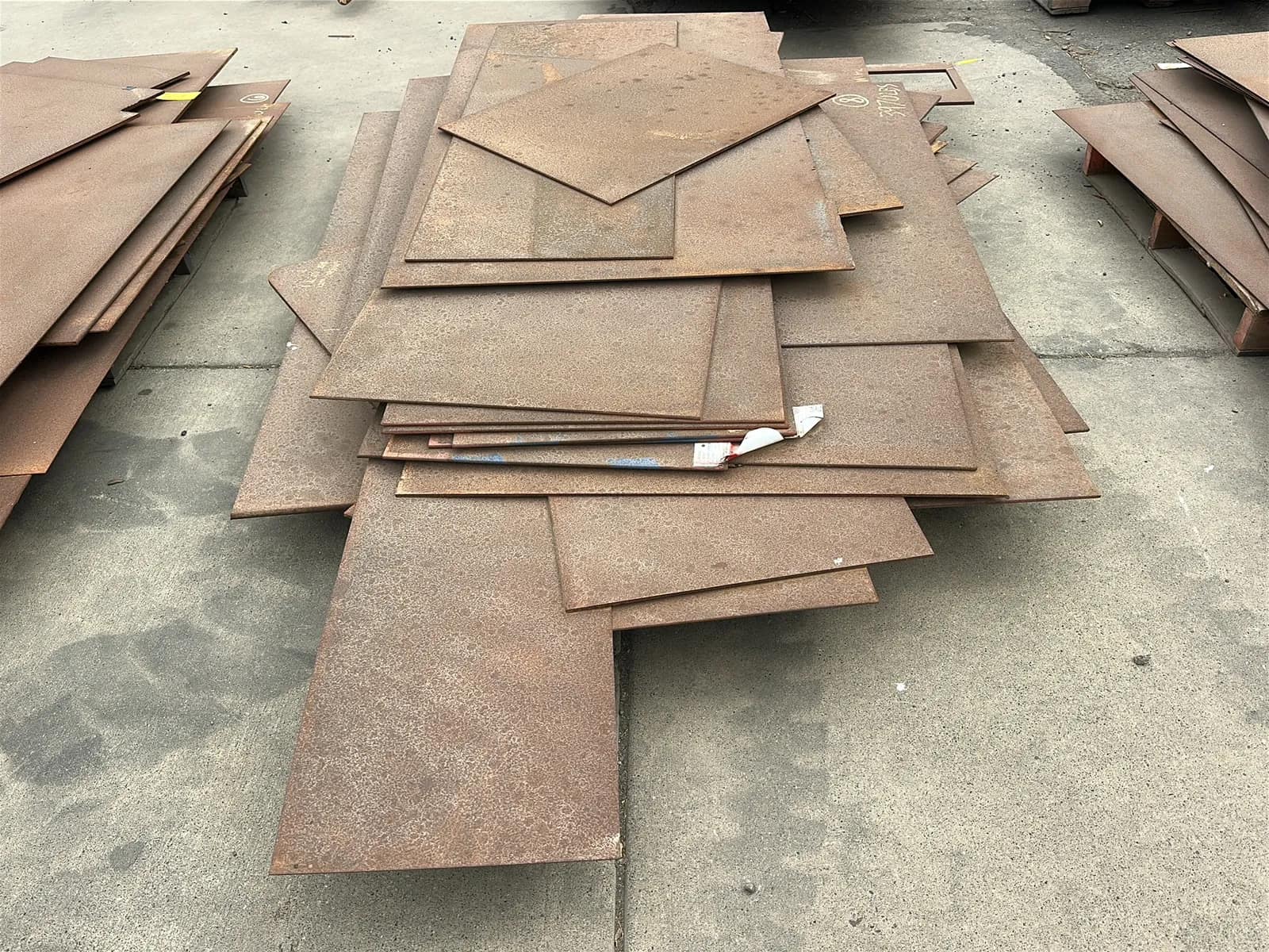 pallet-of-assorted-steel-plates-mu6eyqpt