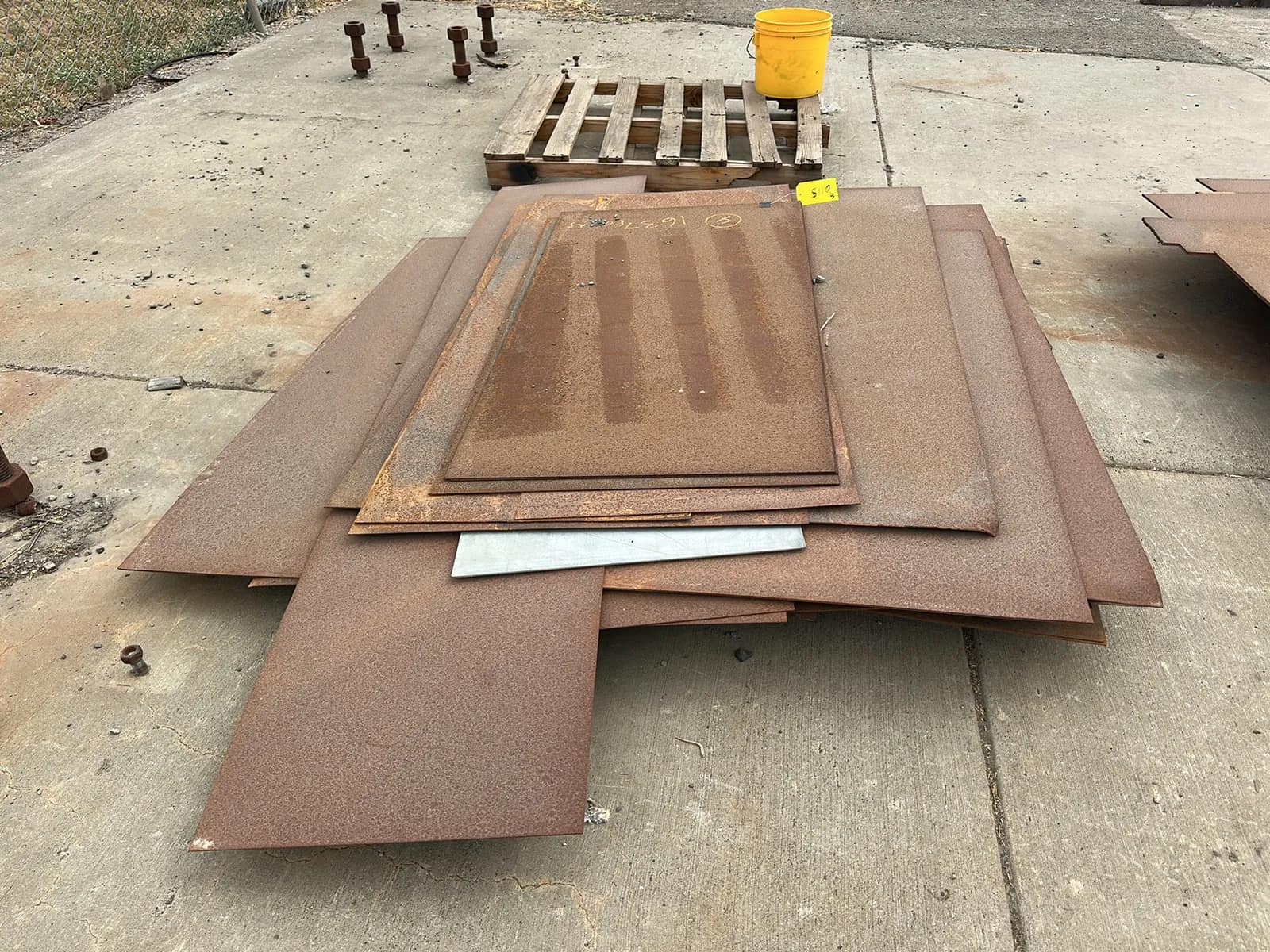 pallet-of-assorted-steel-plates-mu6eyr00