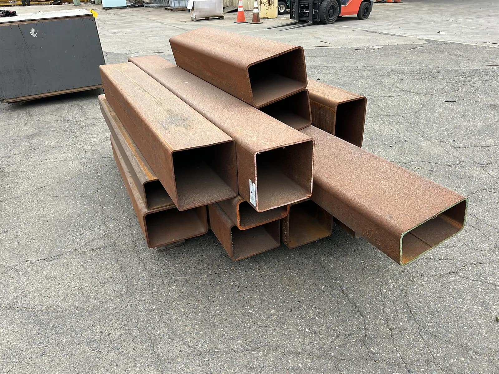 13-assorted-pieces-of-square-tubing-mu6eyr04