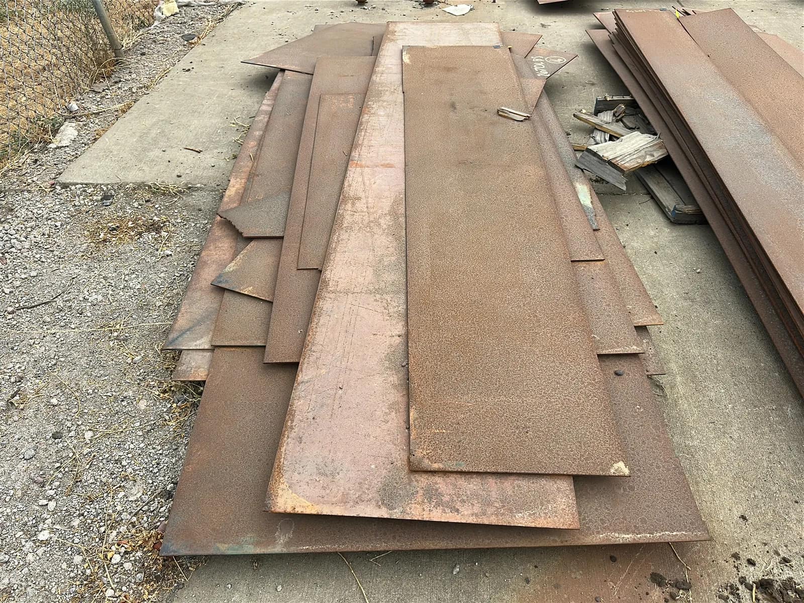 pallet-of-assorted-steel-plates-mu6eyrdy