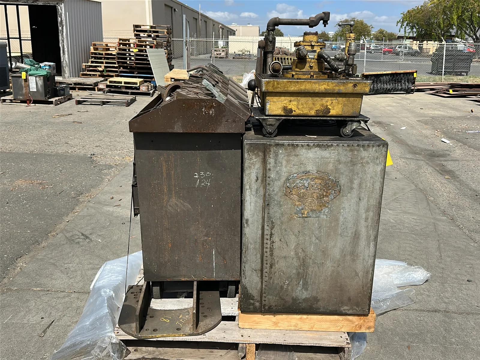 Contents Of Pallet: Kennedy Tool Box, Assorted Hardware, Used Lubrication Oil Container, And More, photo 1 of 9