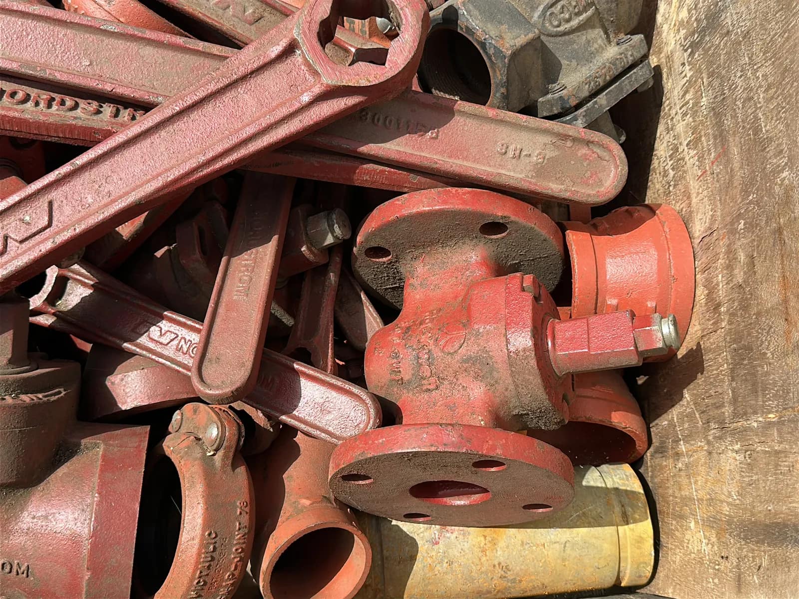 Crate and Contents: Assorted Steel Pipe Couplers And Key Handles, photo 3 of 6