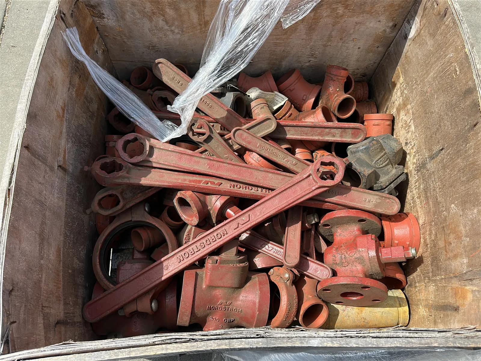 Crate and Contents: Assorted Steel Pipe Couplers And Key Handles, photo 5 of 6