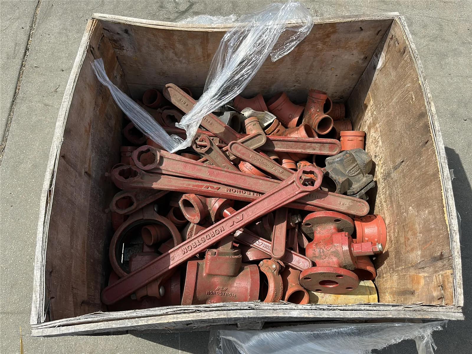 Crate and Contents: Assorted Steel Pipe Couplers And Key Handles, photo 2 of 6