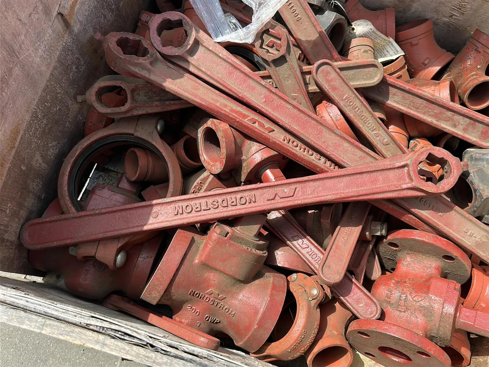 Crate and Contents: Assorted Steel Pipe Couplers And Key Handles, photo 4 of 6