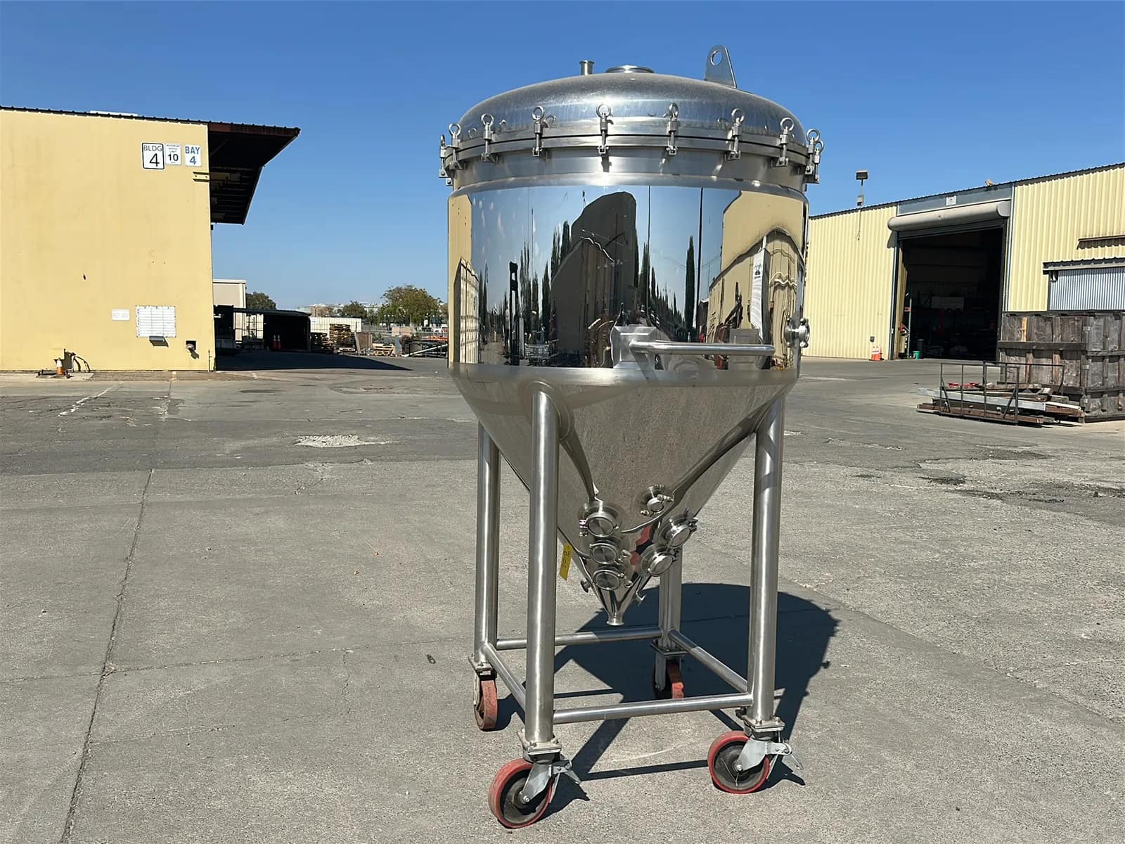 brewha-jacketed-conical-brewery-fermenter-unitank-on-casters-mu6e54xp