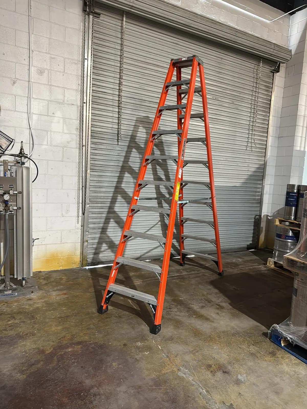 Louisville 10’ Fiberglass Ladder, photo 1 of 6