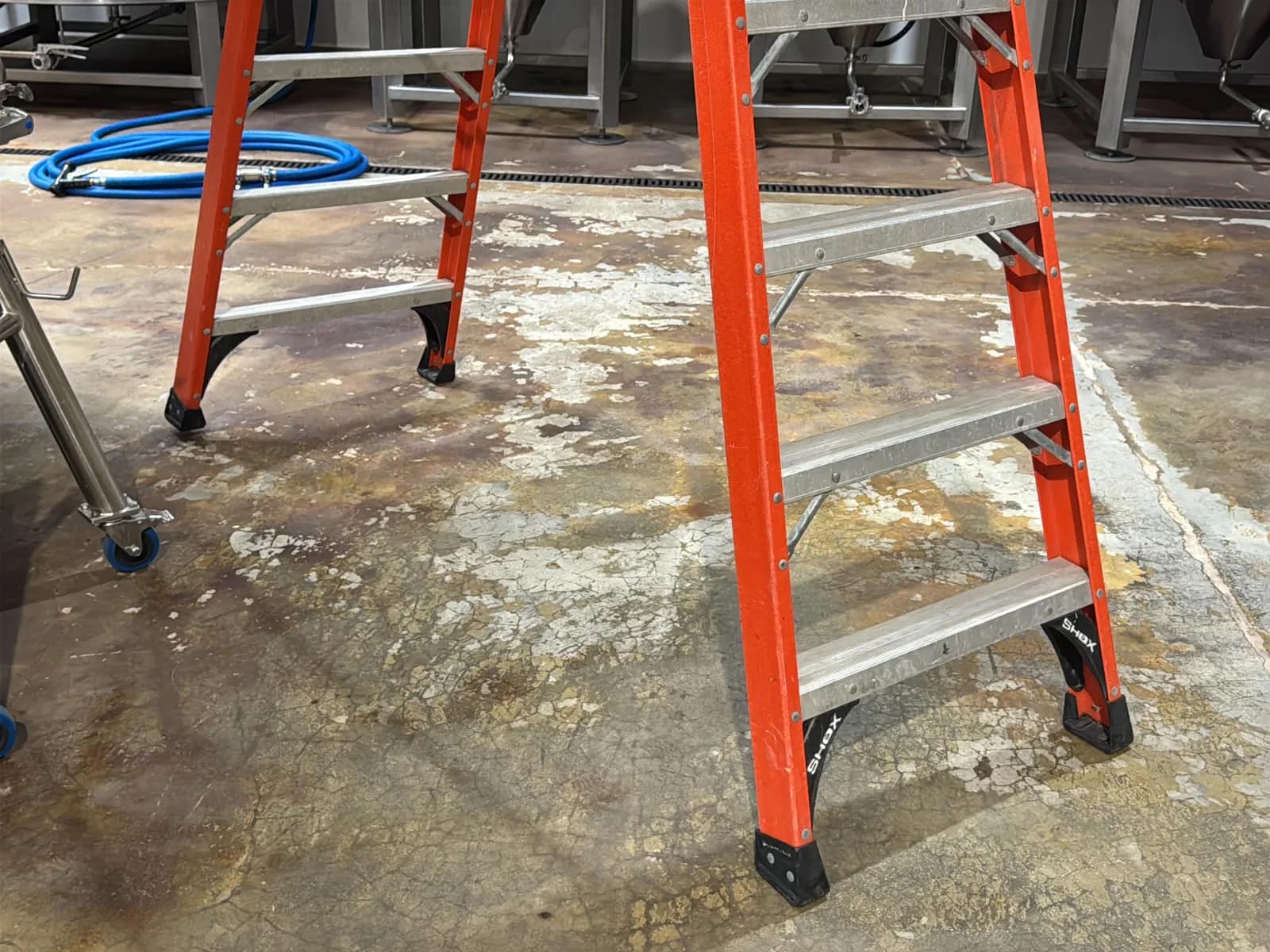 Louisville 10’ Fiberglass Ladder, photo 5 of 8