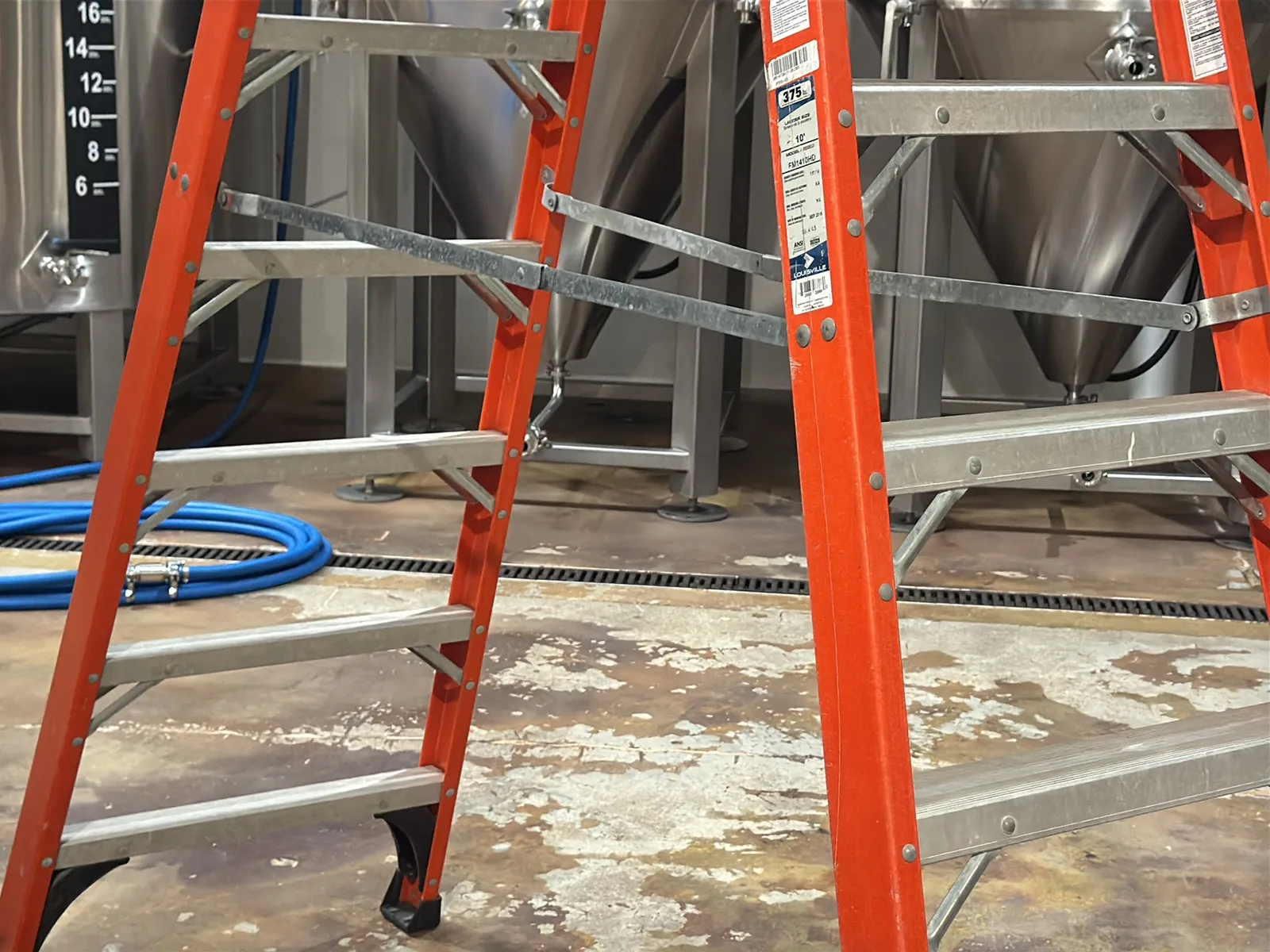 Louisville 10’ Fiberglass Ladder, photo 4 of 8