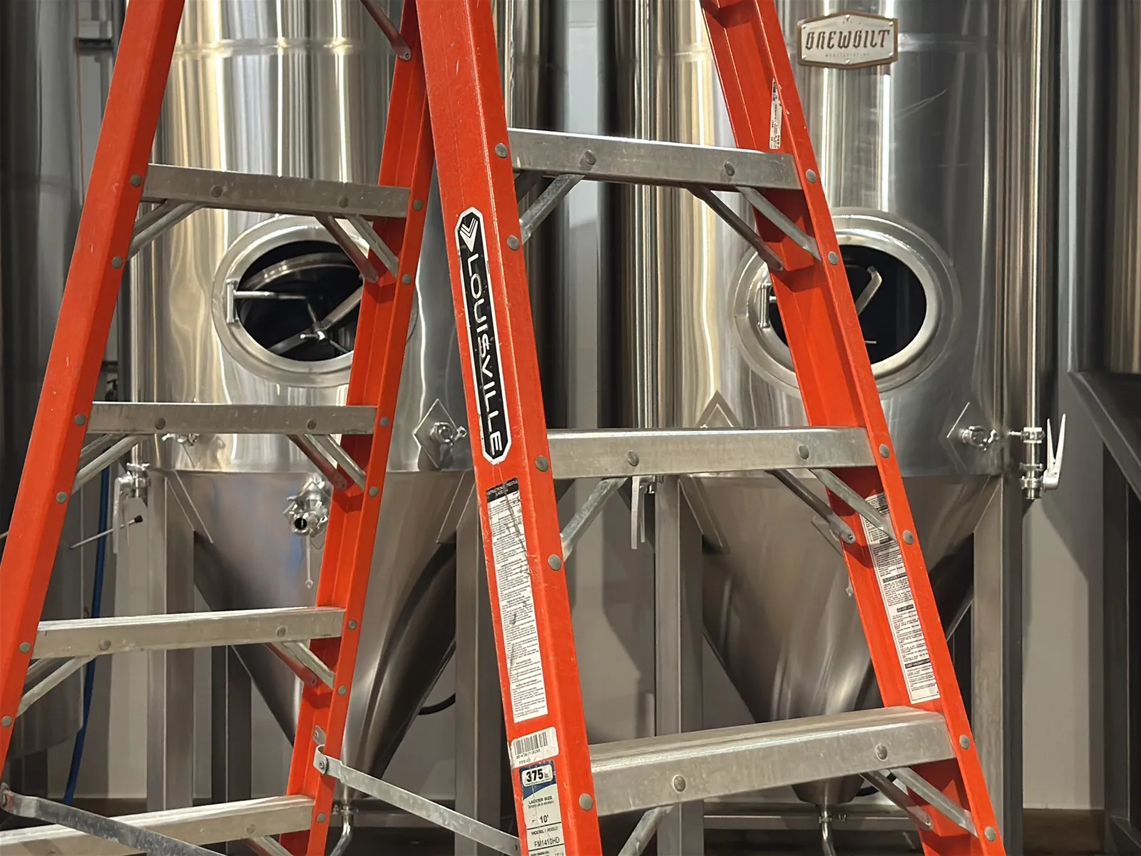 Louisville 10’ Fiberglass Ladder, photo 3 of 8