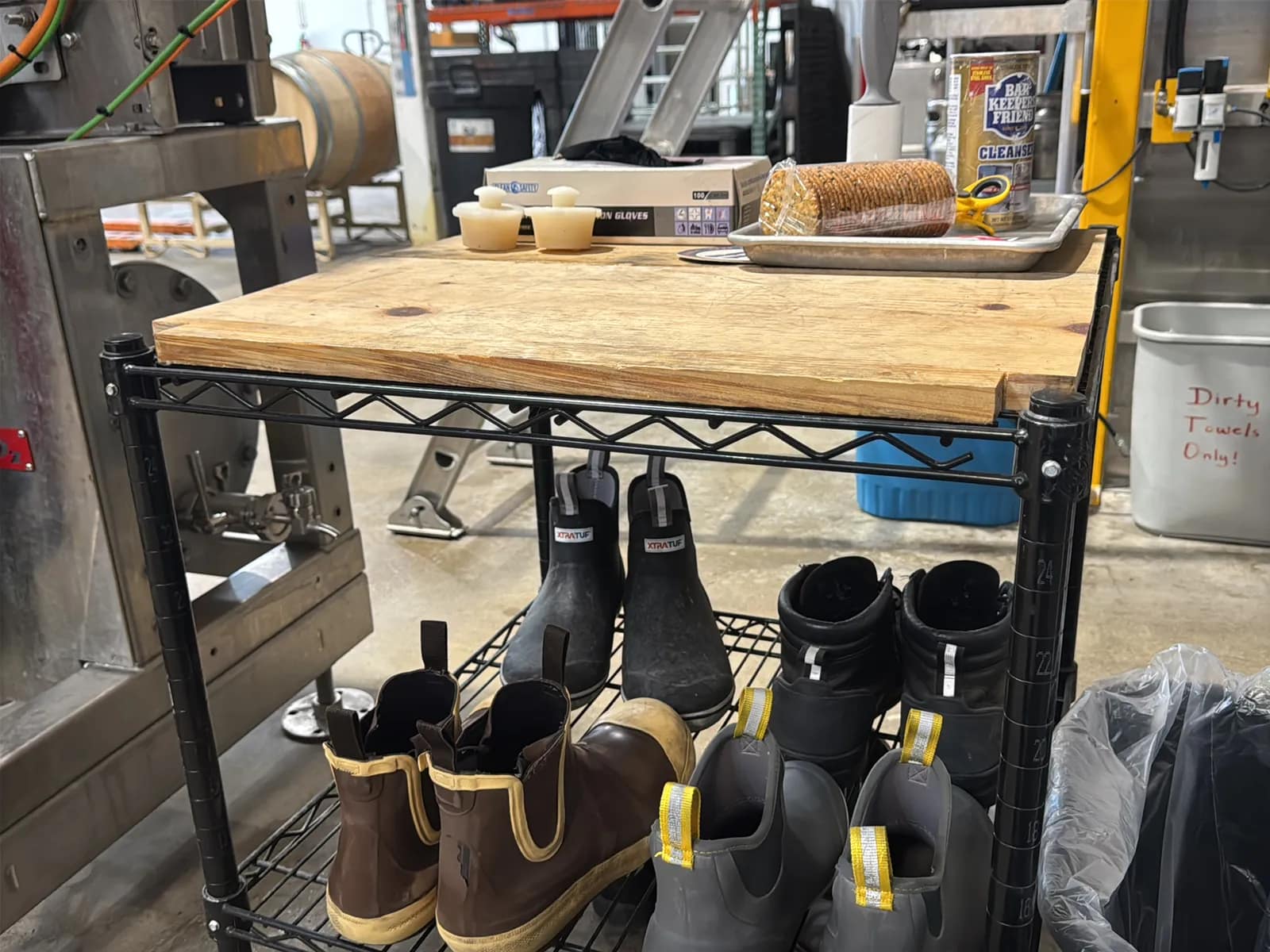 Metro Style Rack And Contents: Shoes, And Gloves, photo 7 of 8