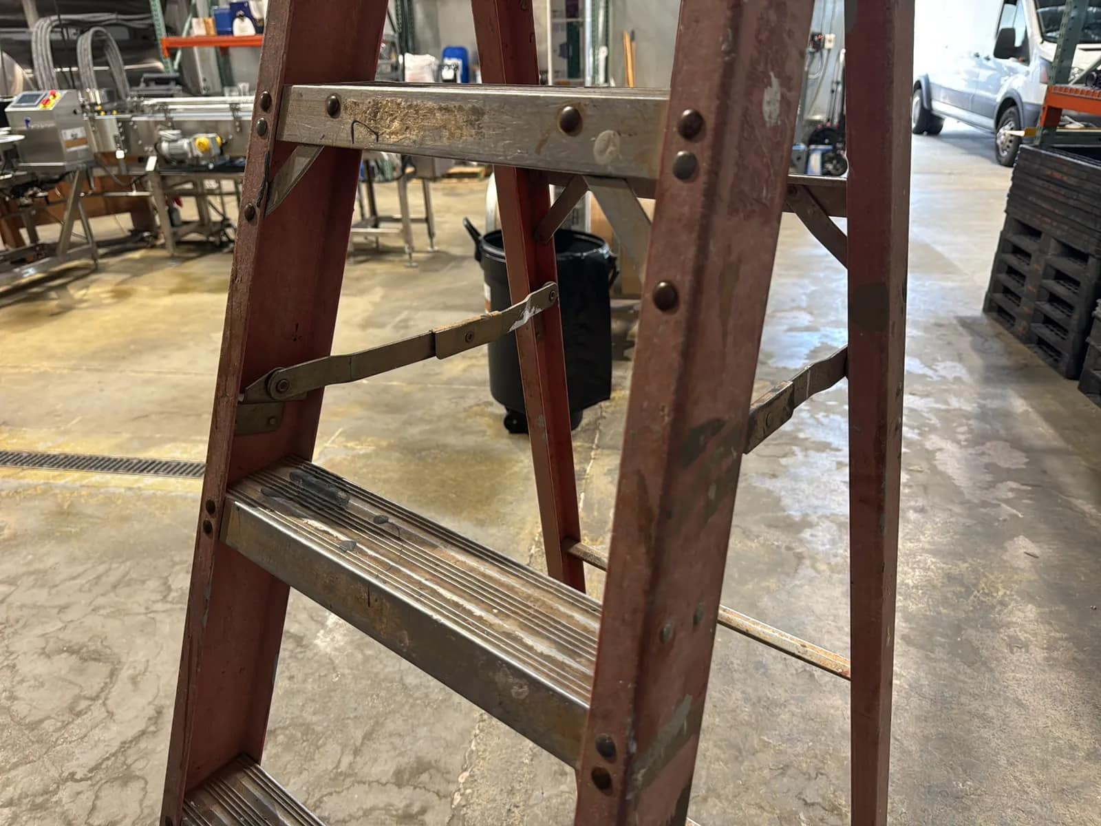 Werner 6’ Fiberglass Ladder, photo 3 of 5