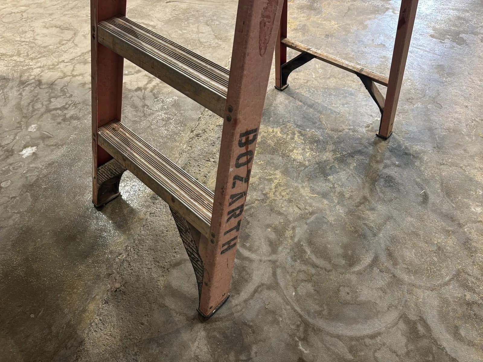 Werner 6’ Fiberglass Ladder, photo 5 of 5