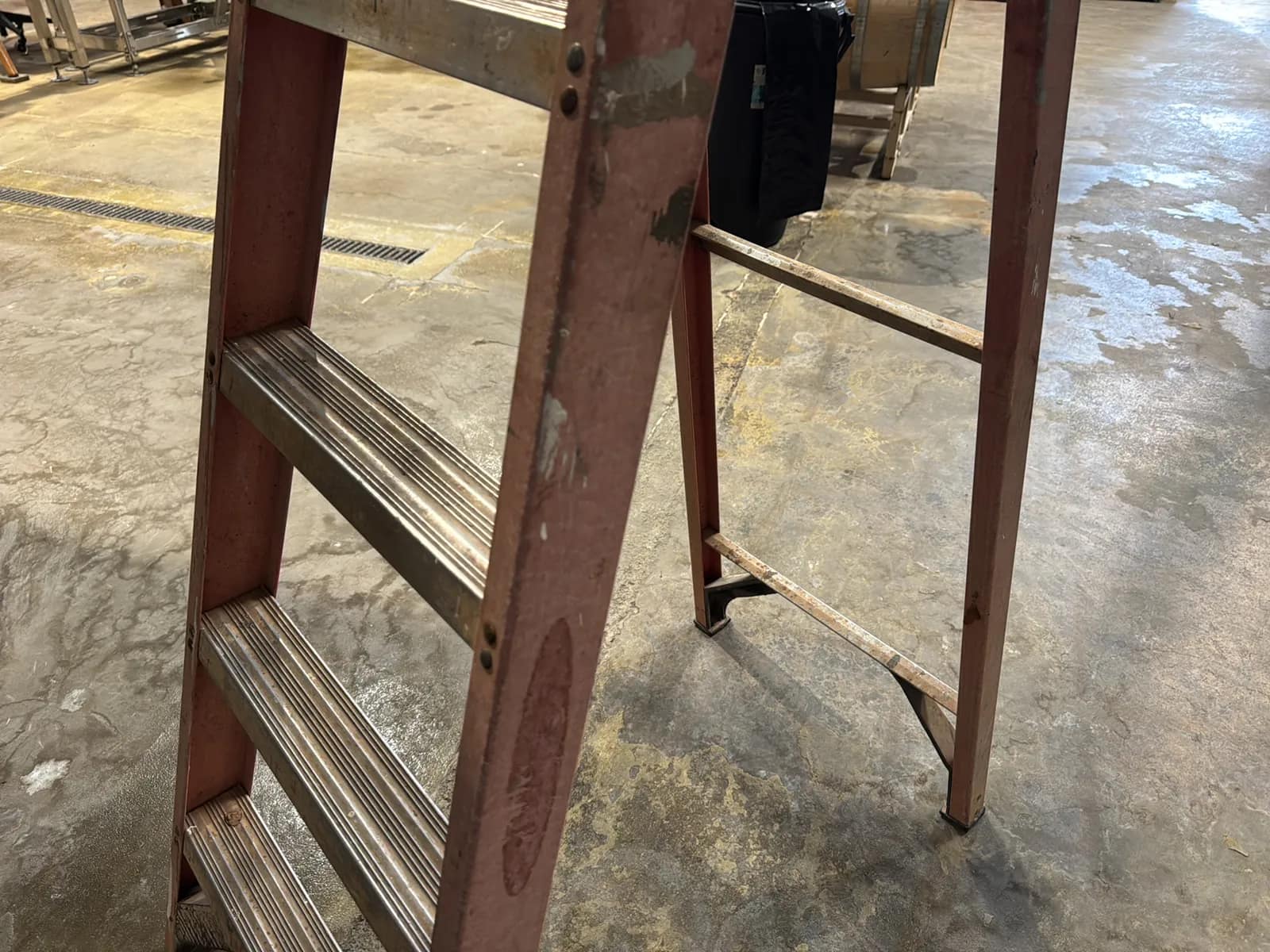 Werner 6’ Fiberglass Ladder, photo 4 of 5
