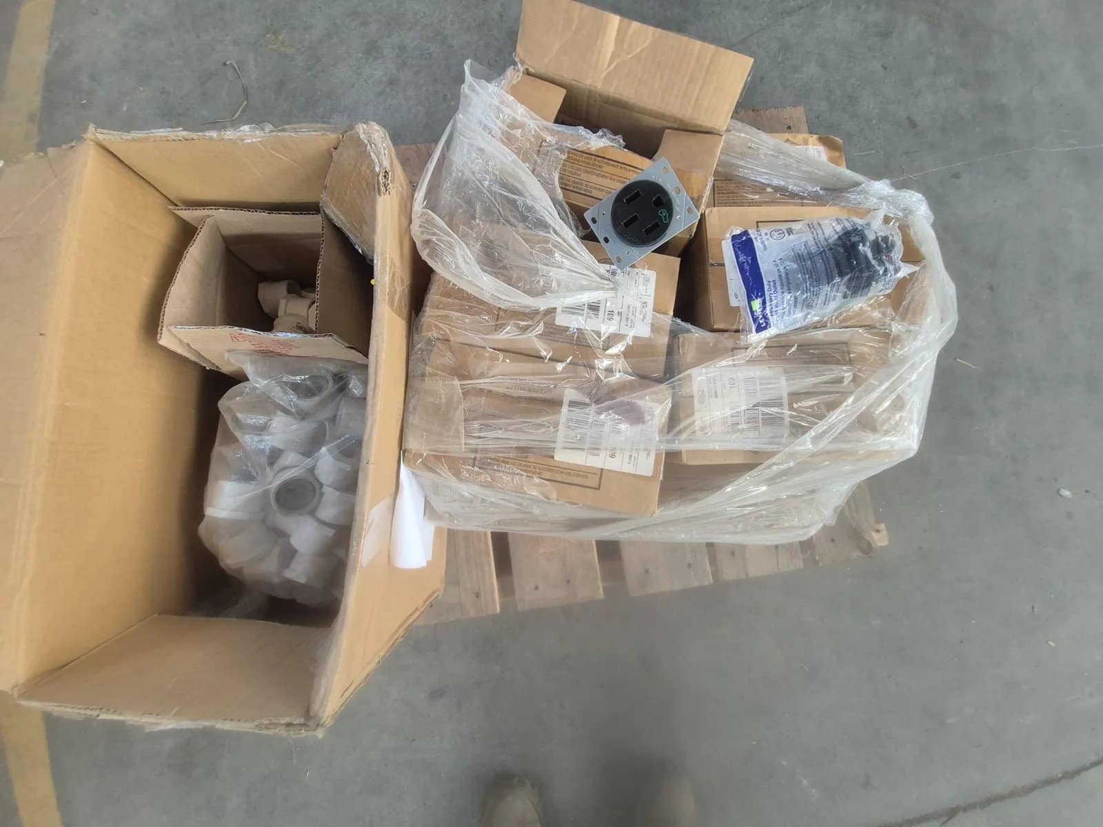 contents-of-pallet-approximately-10-boxes-of-50-amp-heavy-duty-flush-mount-outlet-pvc-bushing-reducer-4c9676