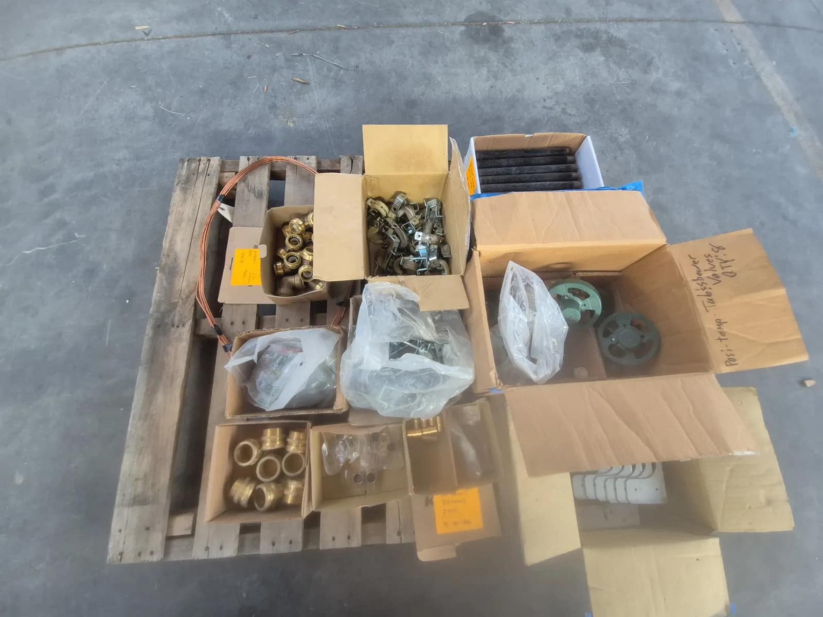 contents-of-pallet-varies-tub-shower-valves-simpson-hangers-black-iron-nipples-brass-fittings-mufpm5q2