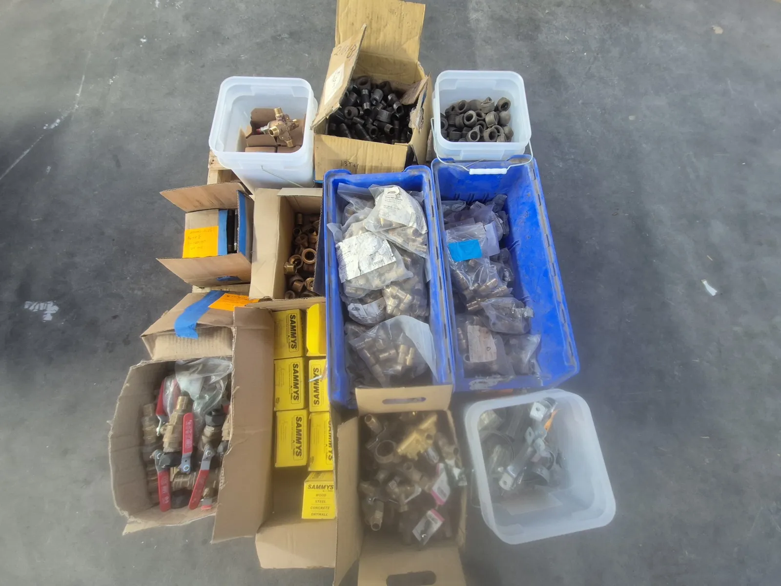 contents-of-pallet-assortment-of-1-treaded-valves-threaded-rod-anchoring-assortment-of-black-iron-0f3f2d