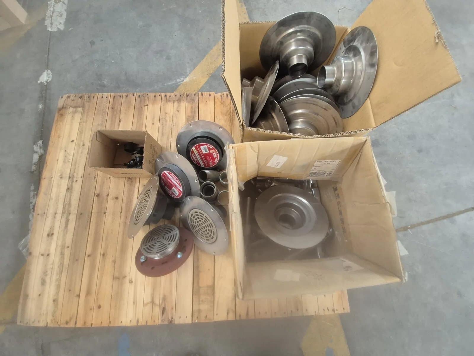 contents-of-pallet-various-stainless-steel-round-drain-51fa05