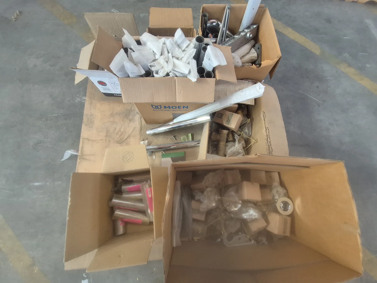 contents-of-pallet-assortment-of-sink-fixture-components-9a5c41