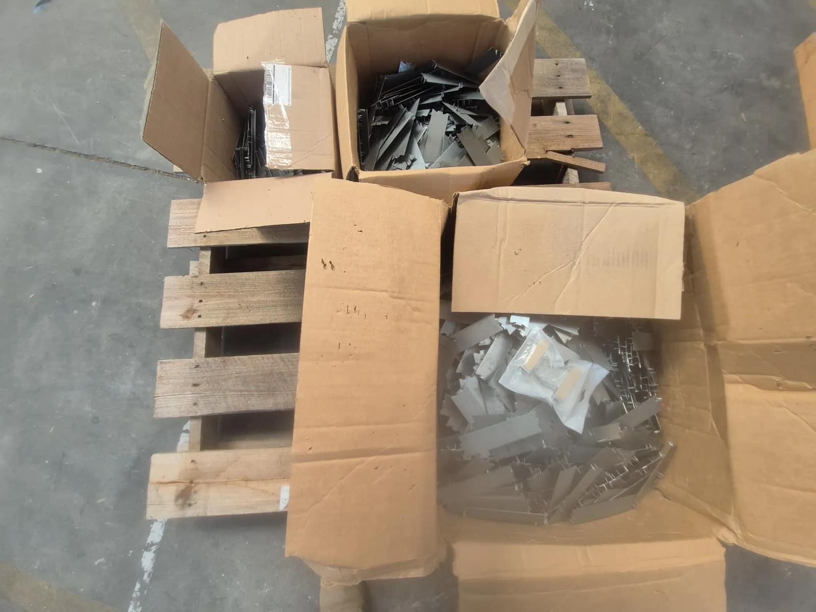 contents-of-pallet-various-metal-nail-plates-76e72b