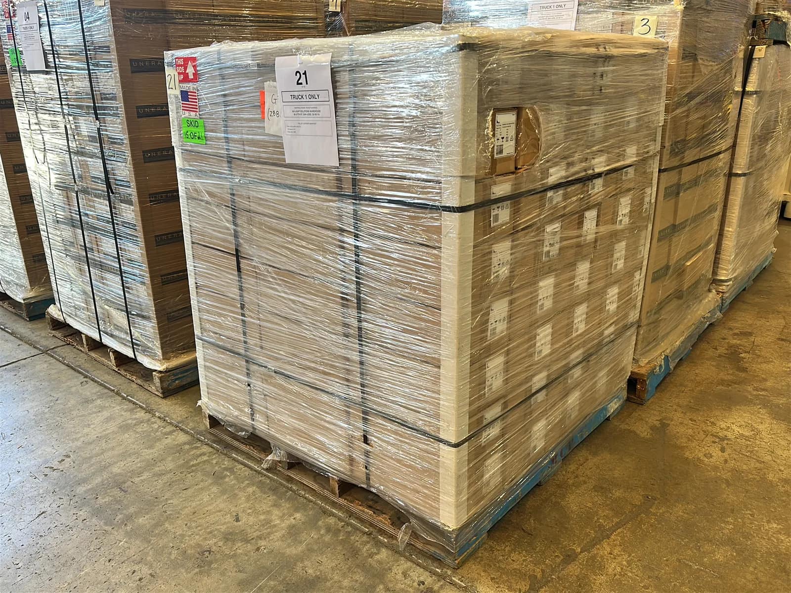 (2880) Lunera LED Vertical Helen Lamps - $103,680 Approximate Retail Value (Unused), photo 1 of 6