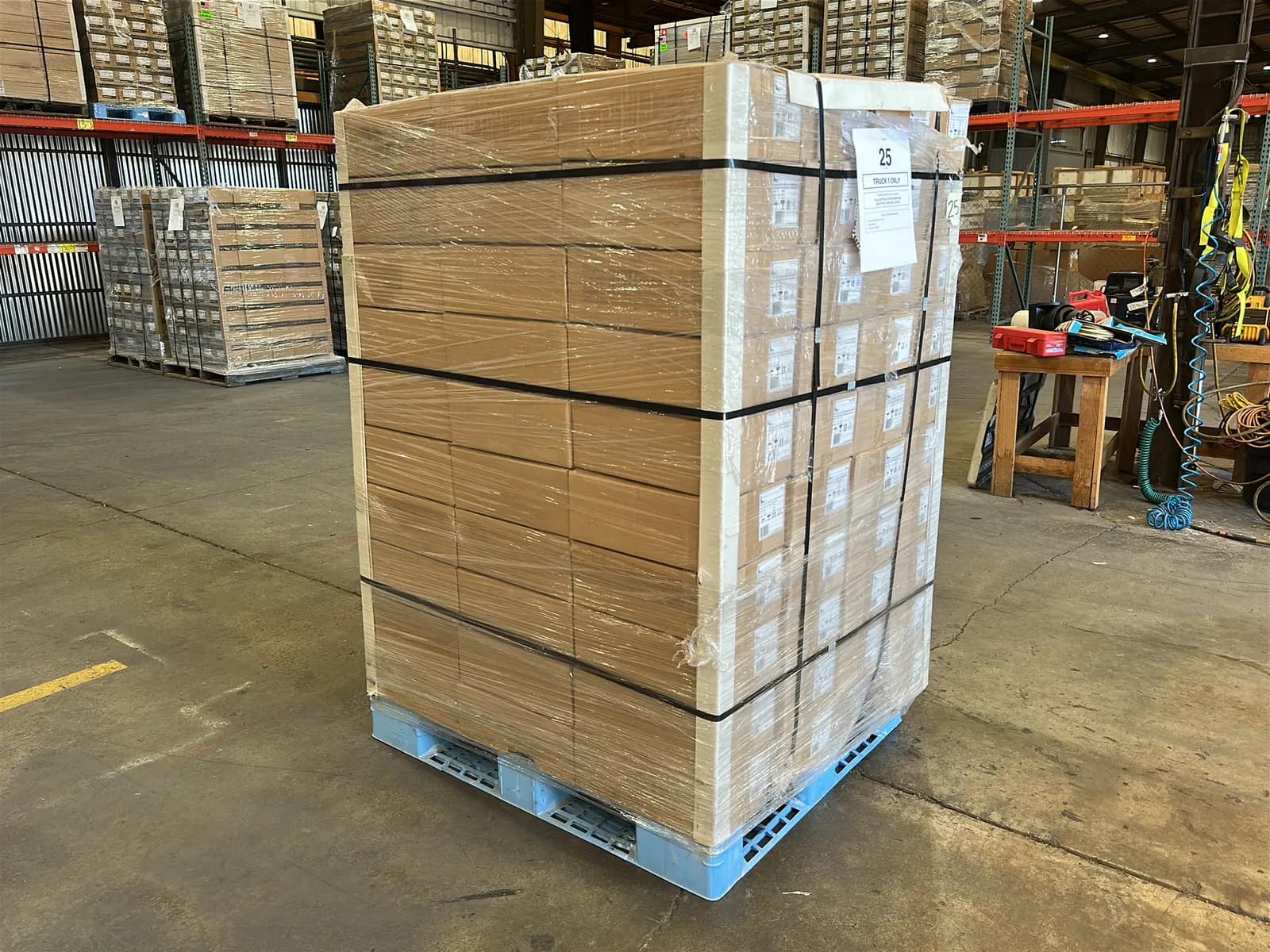 (2880) Lunera LED Vertical Helen Lamps - $103,680 Approximate Retail Value (Unused), photo 1 of 4