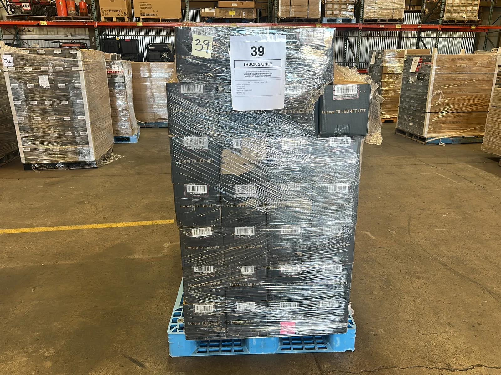 (675) Lunera 4' LED Straight Tube Light Bulbs - $10,125 Approximate Retail Value (Unused), photo 5 of 6