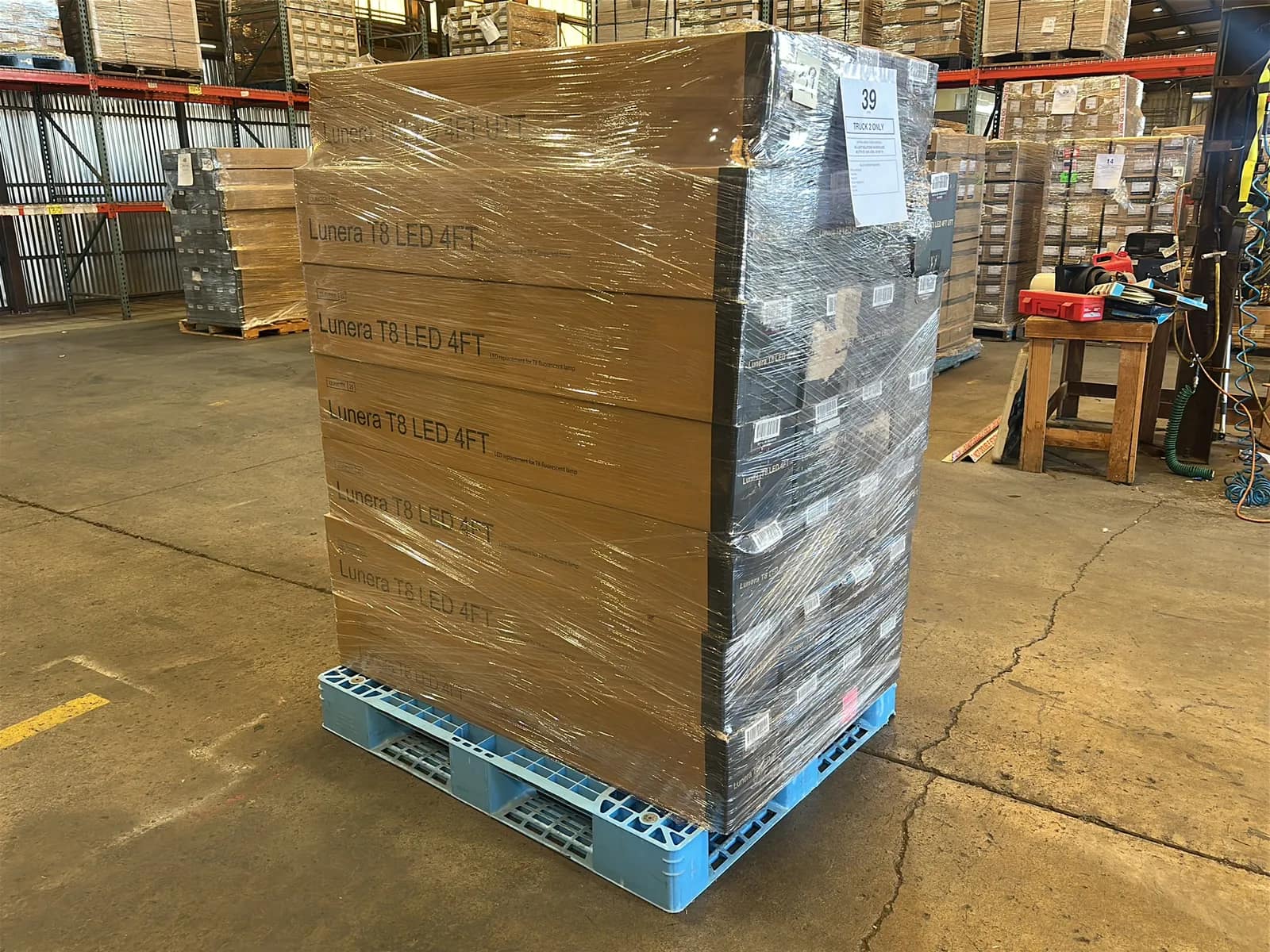 (675) Lunera 4' LED Straight Tube Light Bulbs - $10,125 Approximate Retail Value (Unused), photo 1 of 6