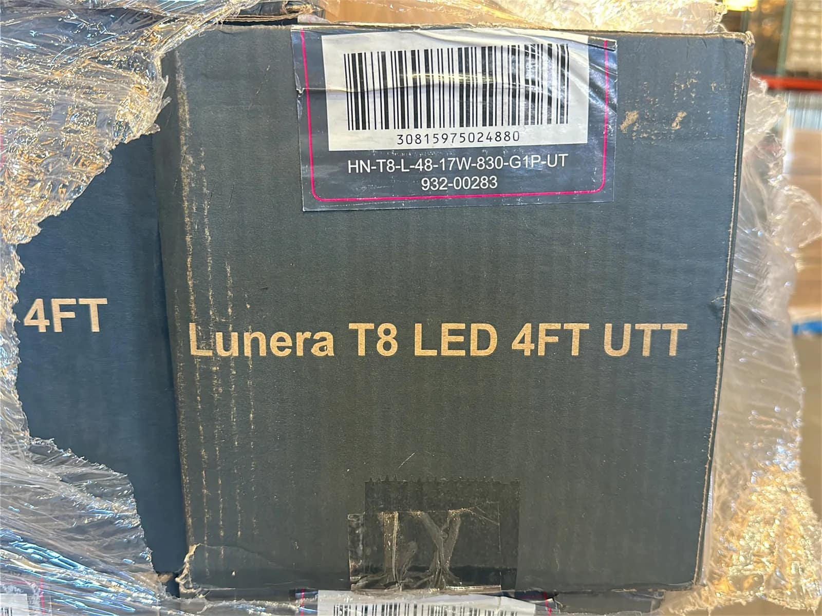 (675) Lunera 4' LED Straight Tube Light Bulbs - $10,125 Approximate Retail Value (Unused), photo 2 of 6
