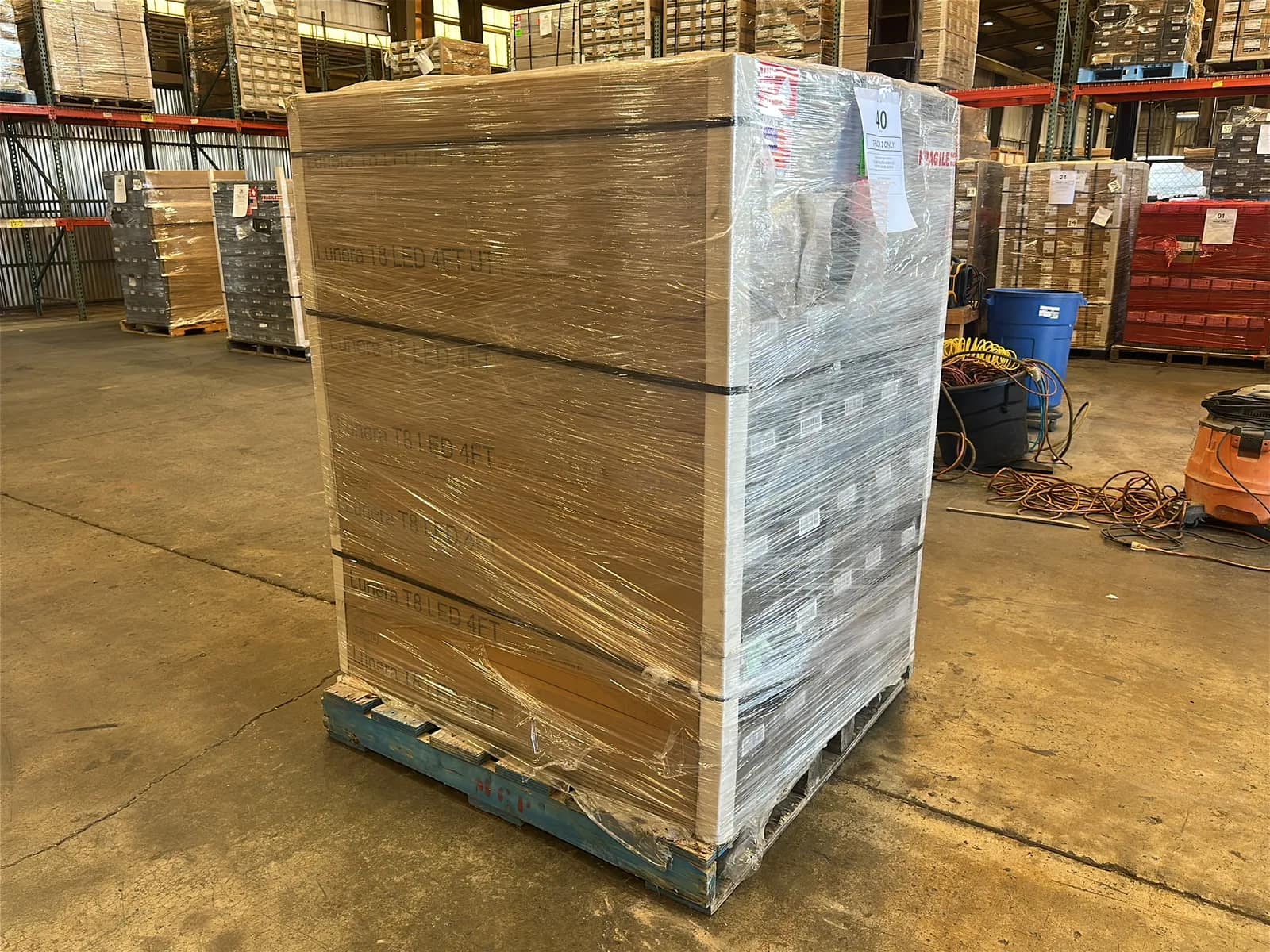 (875) Lunera 4' LED Straight Tube Light Bulbs - $13,125 Approximate Retail Value (Unused), photo 1 of 7