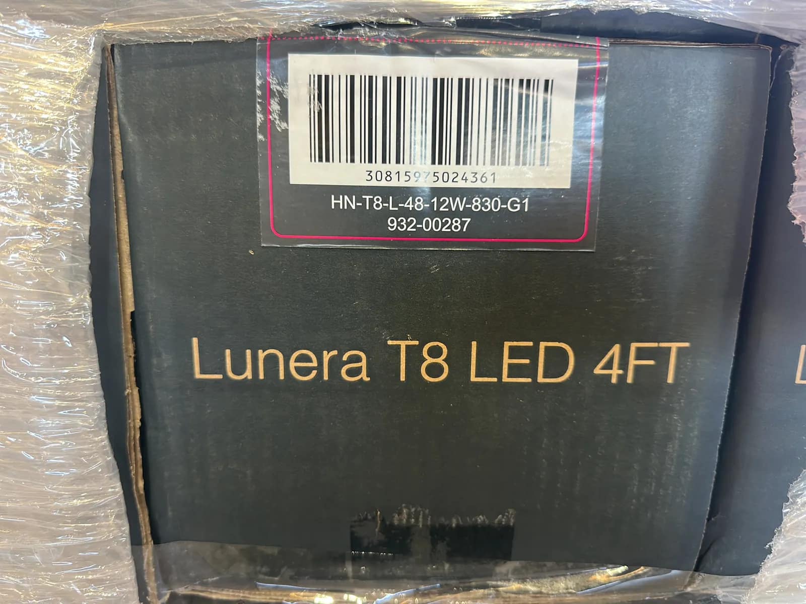 (875) Lunera 4' LED Straight Tube Light Bulbs - $13,125 Approximate Retail Value (Unused), photo 2 of 7