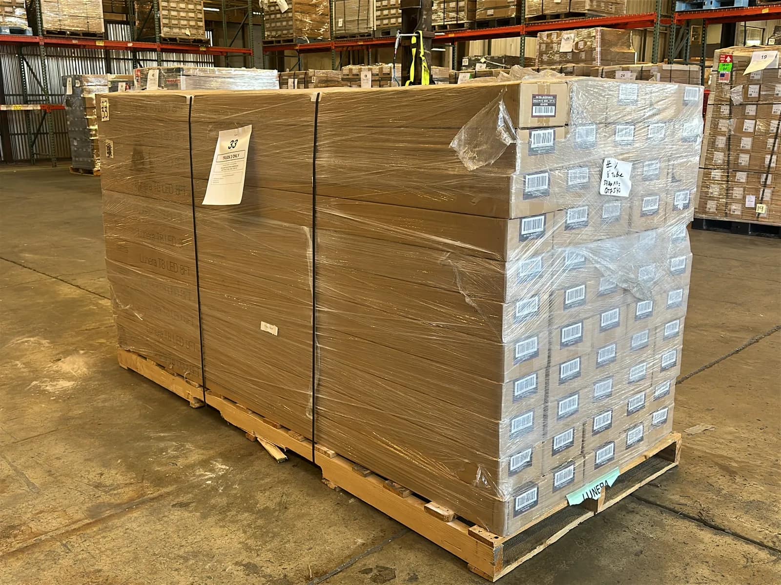 (540) Lunera 8' LED Straight Tube Light Bulbs - $28,080 Approximate Retail Value (Unused), photo 1 of 7