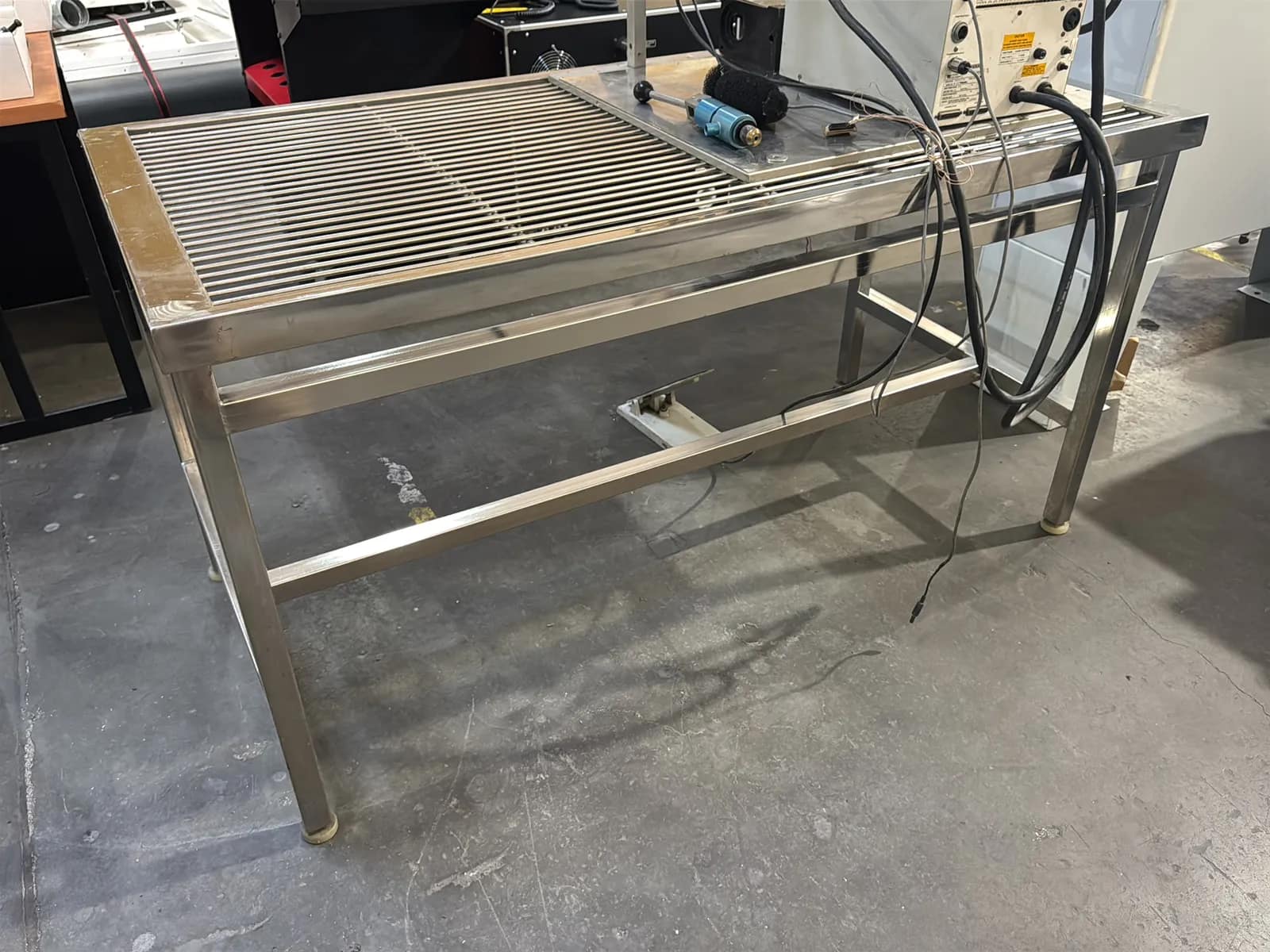 5-grated-metal-table-contents-not-included-mupwg4w9