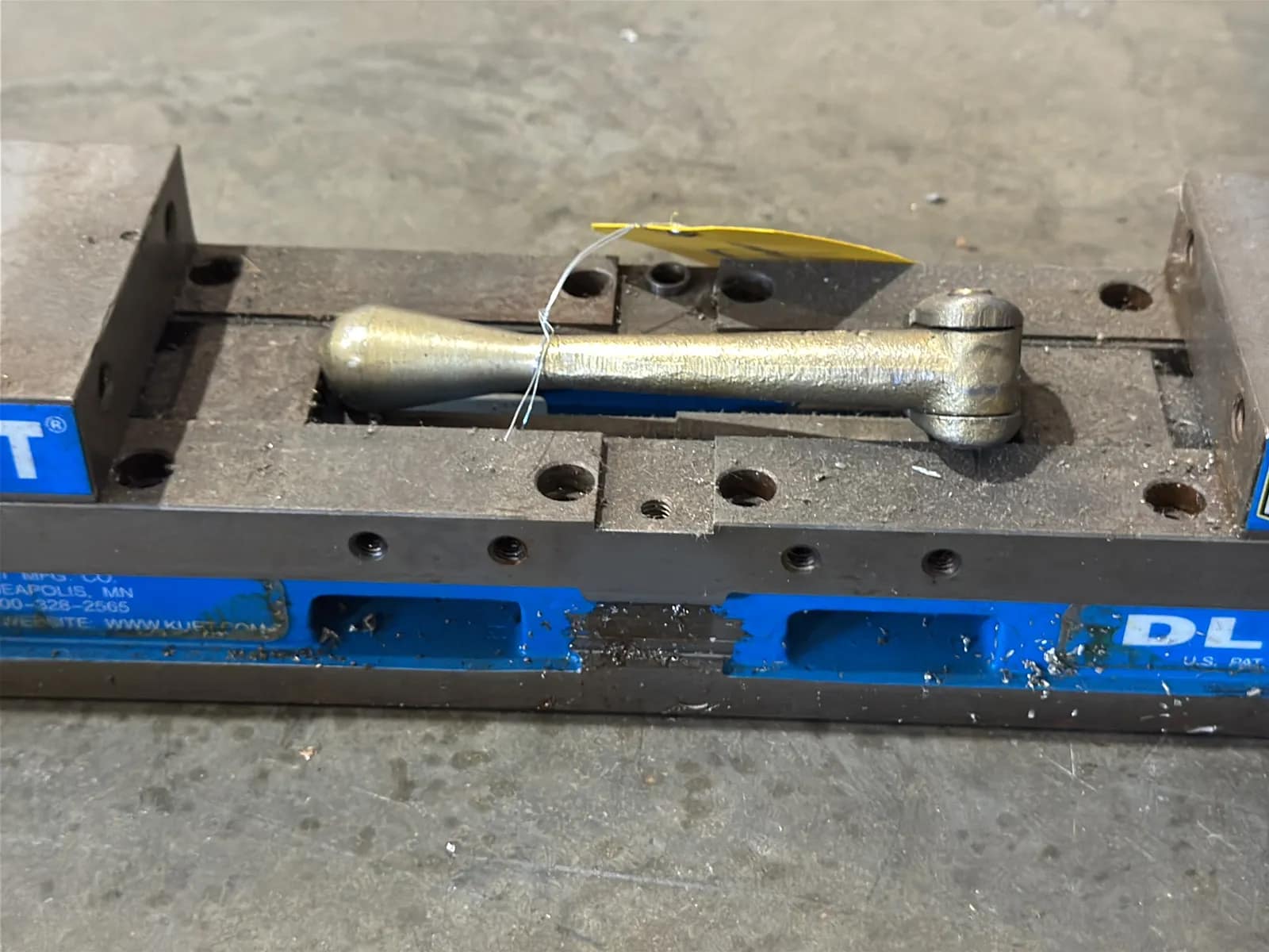 Kurt DL430 4” Machinist Vise, photo 3 of 6