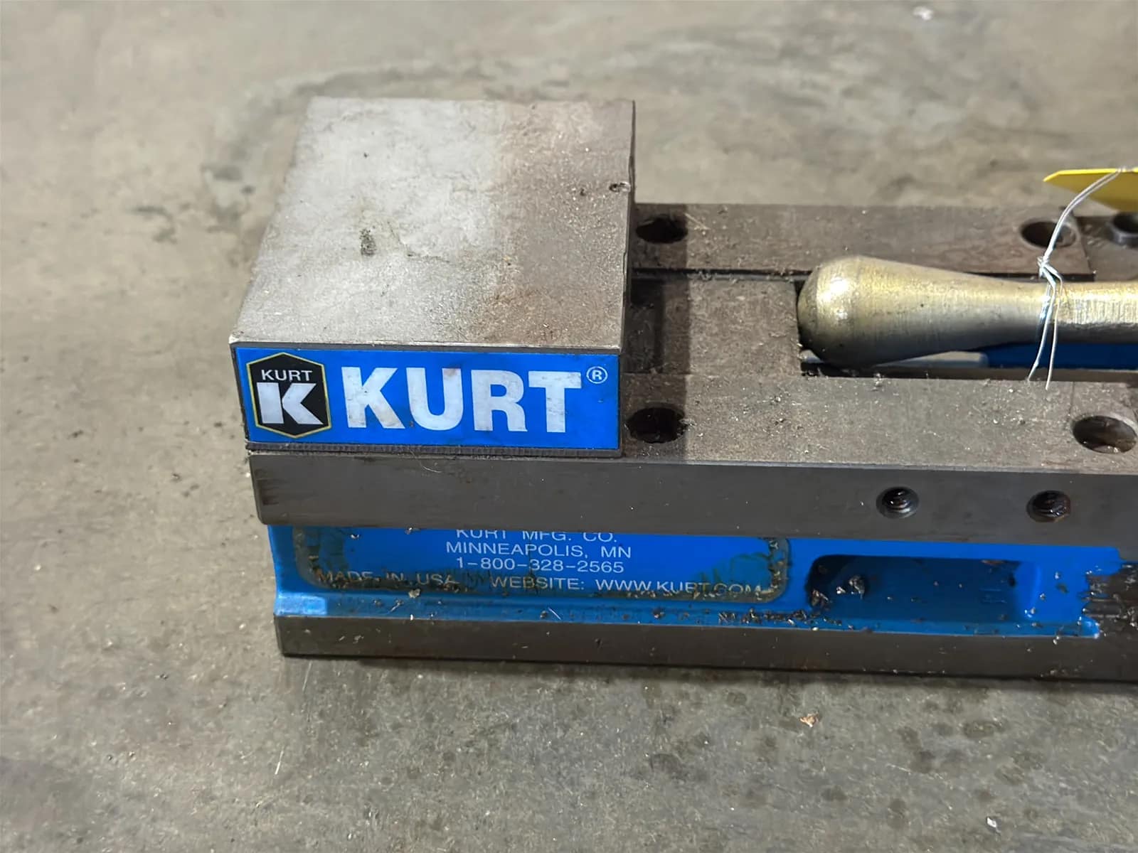 Kurt DL430 4” Machinist Vise, photo 4 of 6