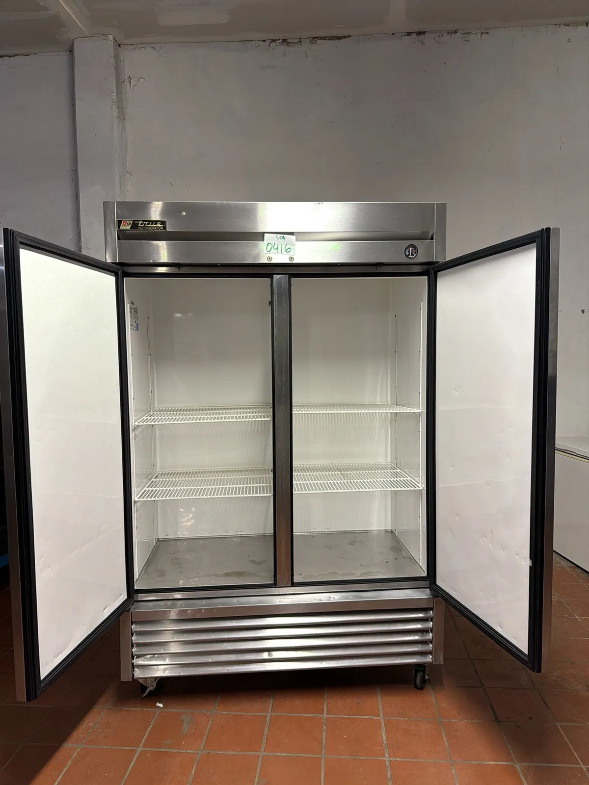 Two Door Reach In True Refrigerator 4 Racks Included, photo 5 of 8