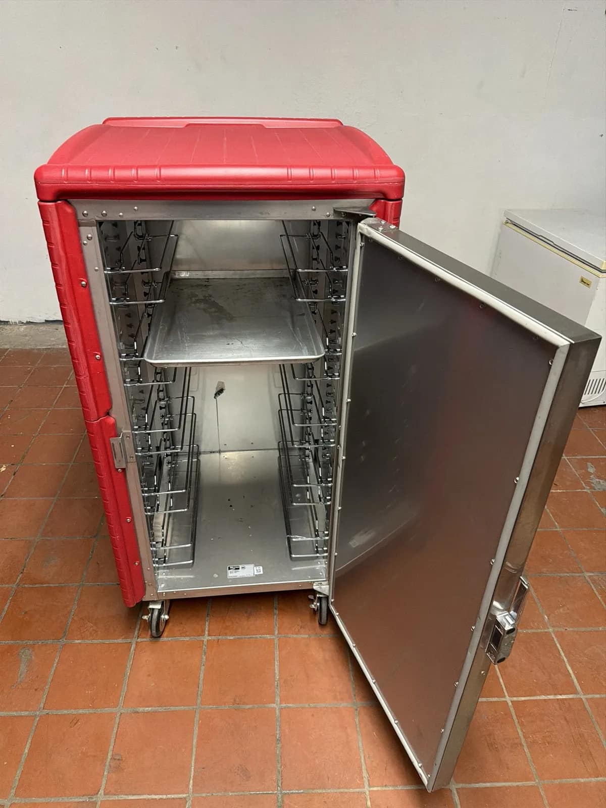 Metro C548N-SU C5 Insulated Food Carrier Series Red Cabinet, photo 5 of 7