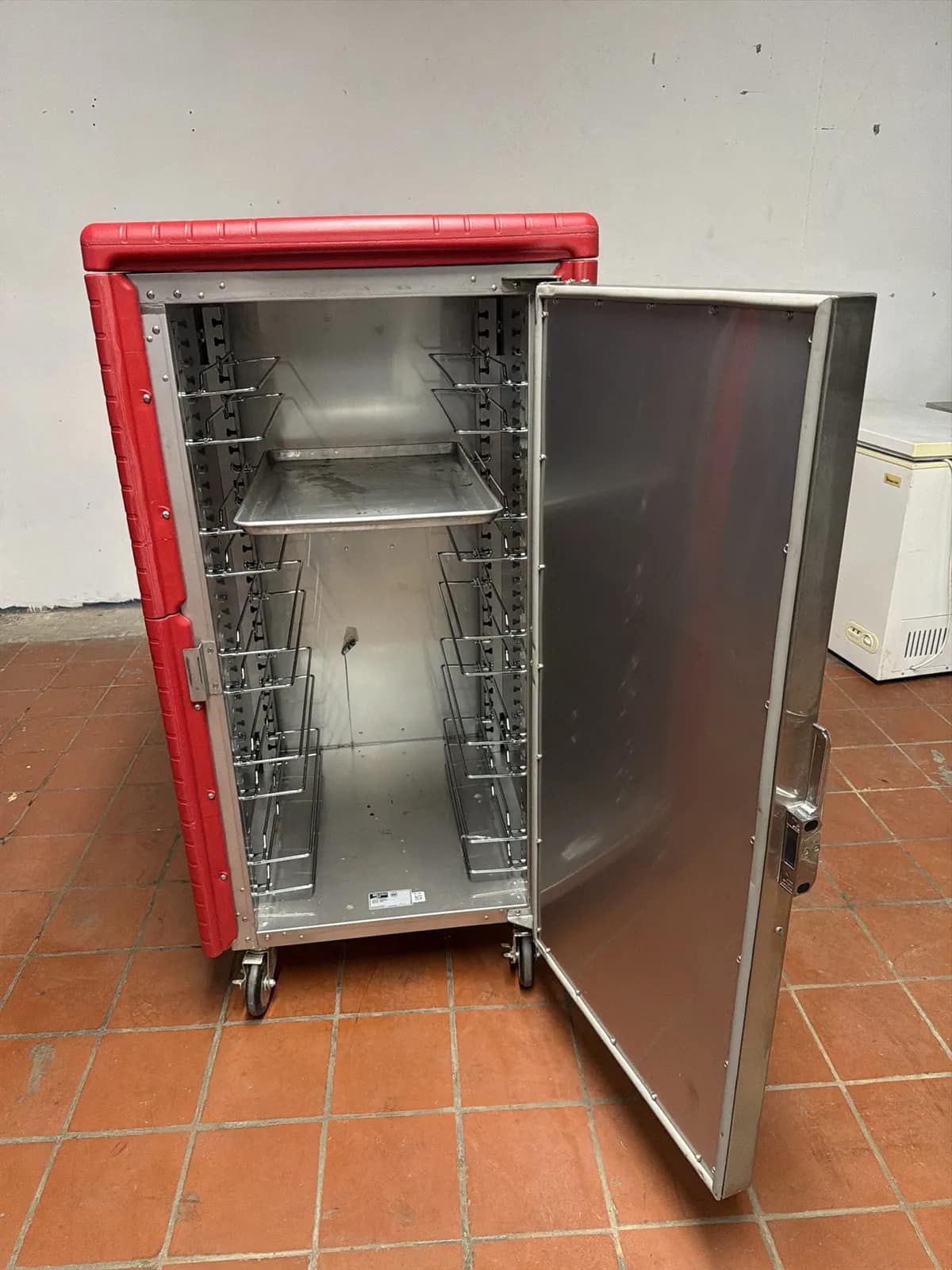 Metro C548N-SU C5 Insulated Food Carrier Series Red Cabinet, photo 4 of 7