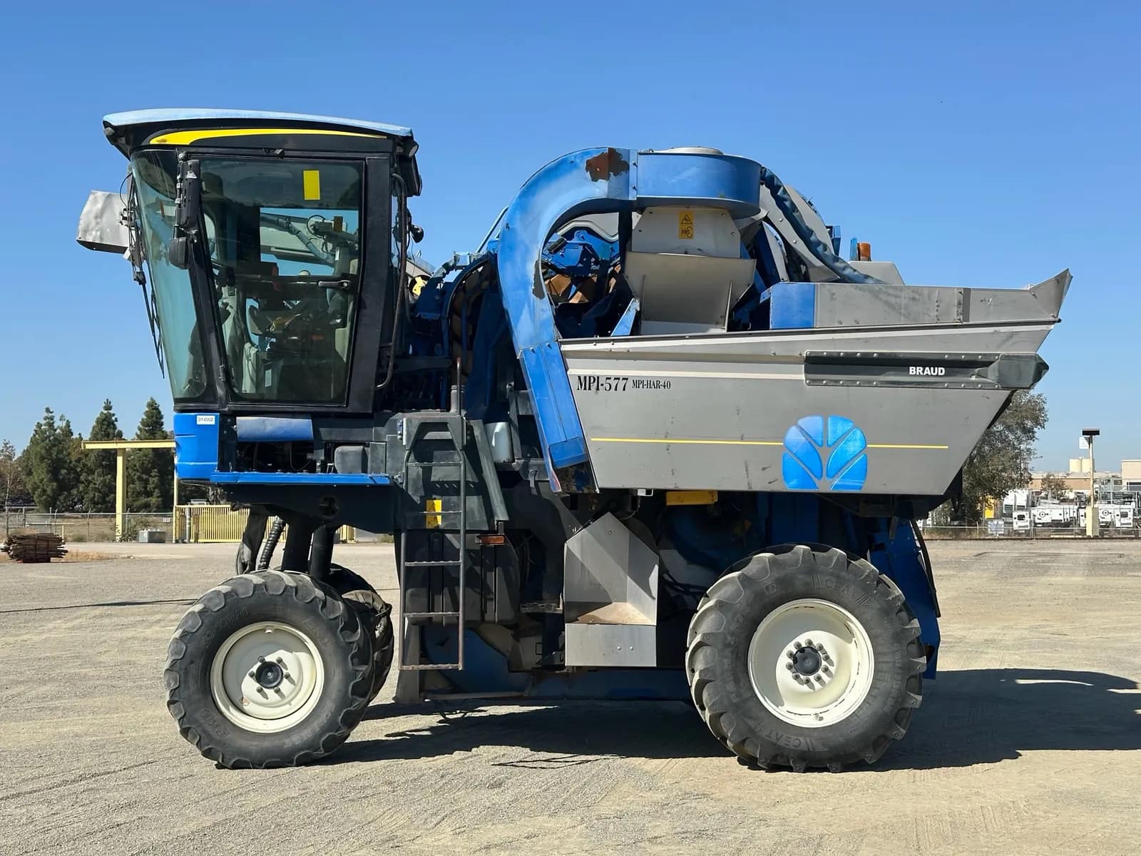 2010-new-holland-vx7090-grape-harvesting-machine-muq96c7d