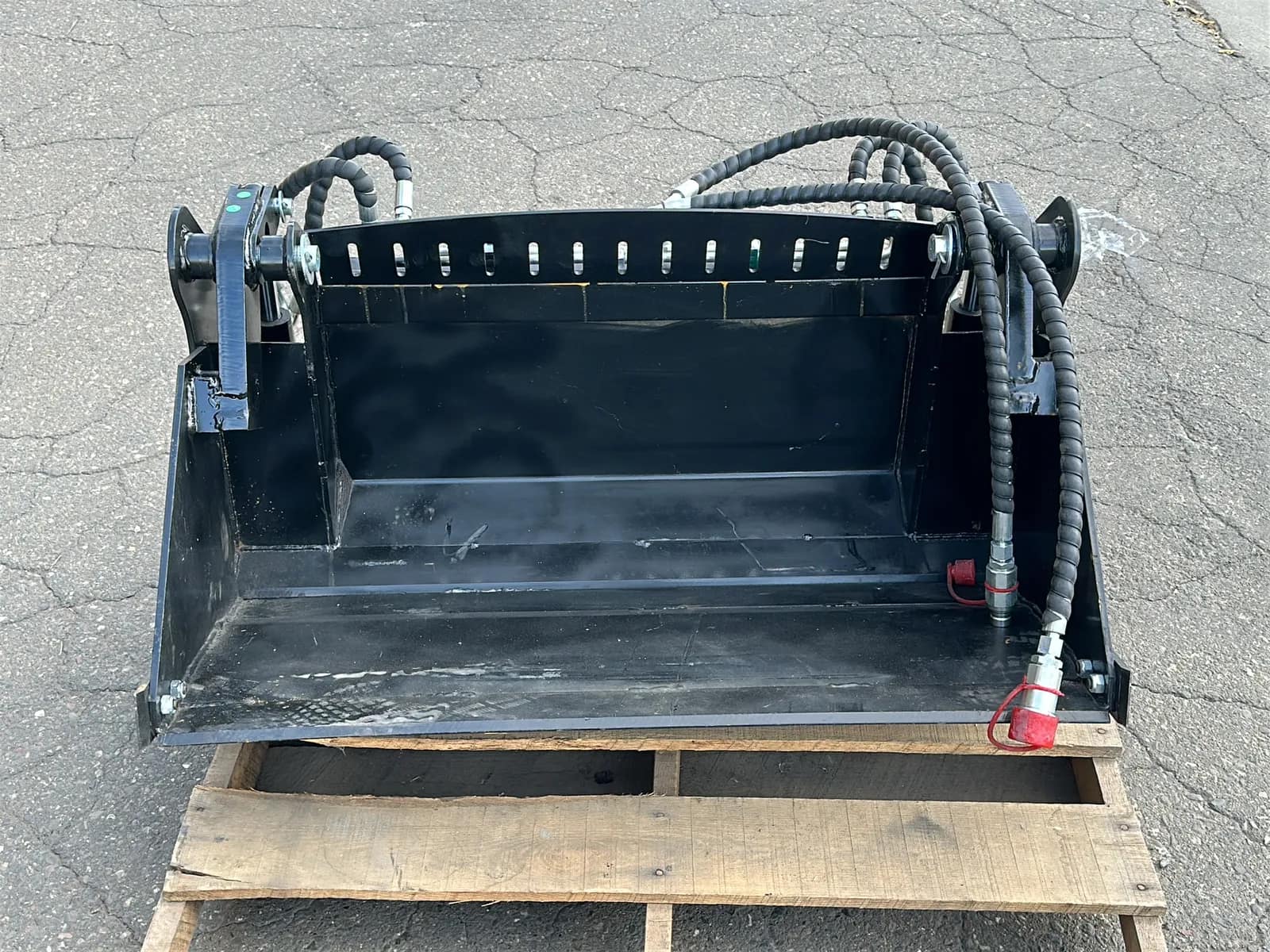 2026 39" 4-In-1 Bucket for Mini Skid Steer (Unused), photo 2 of 6
