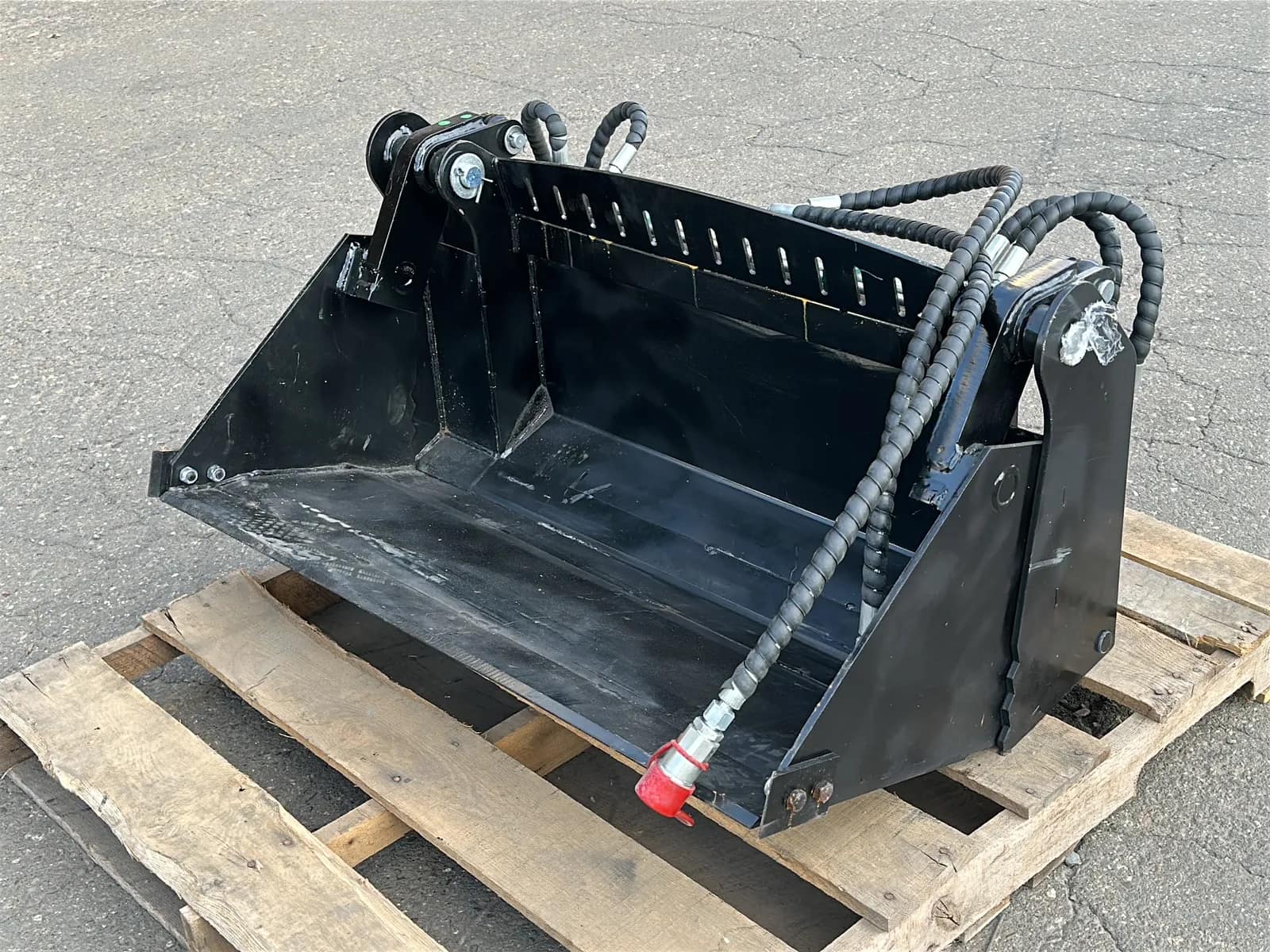 2026 39" 4-In-1 Bucket for Mini Skid Steer (Unused), photo 3 of 6