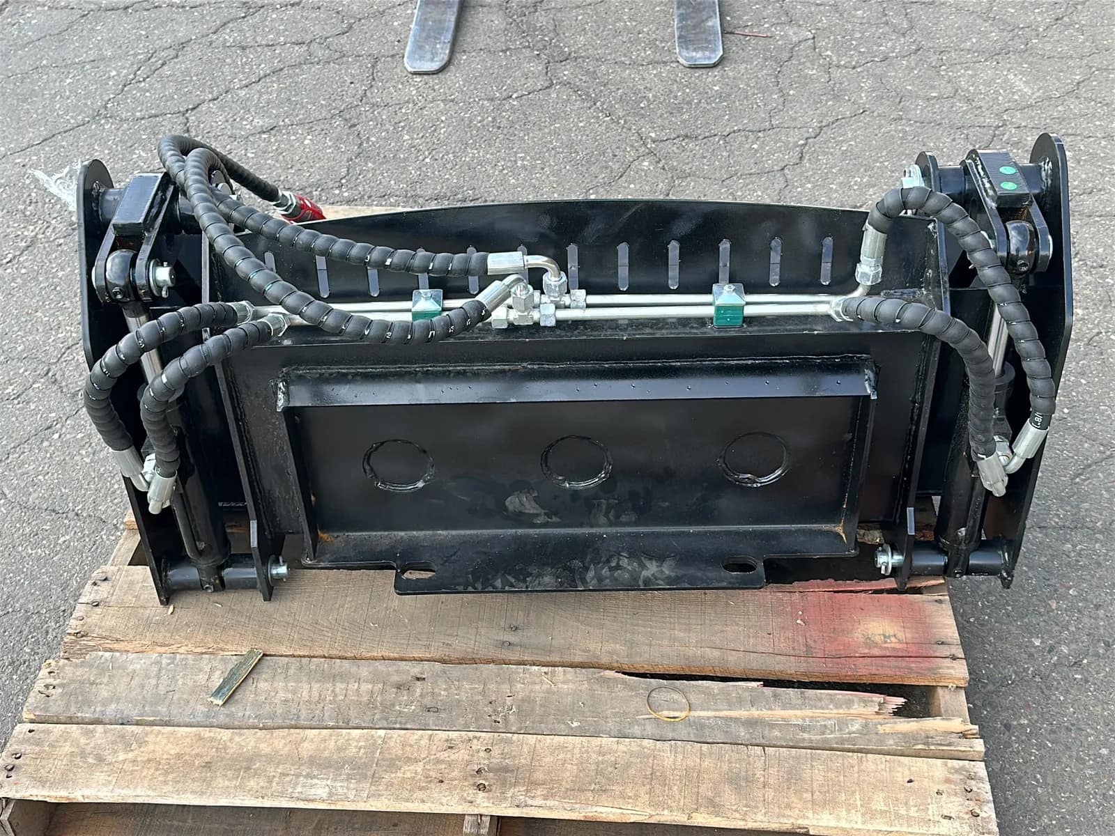 2026 39" 4-In-1 Bucket for Mini Skid Steer (Unused), photo 4 of 6