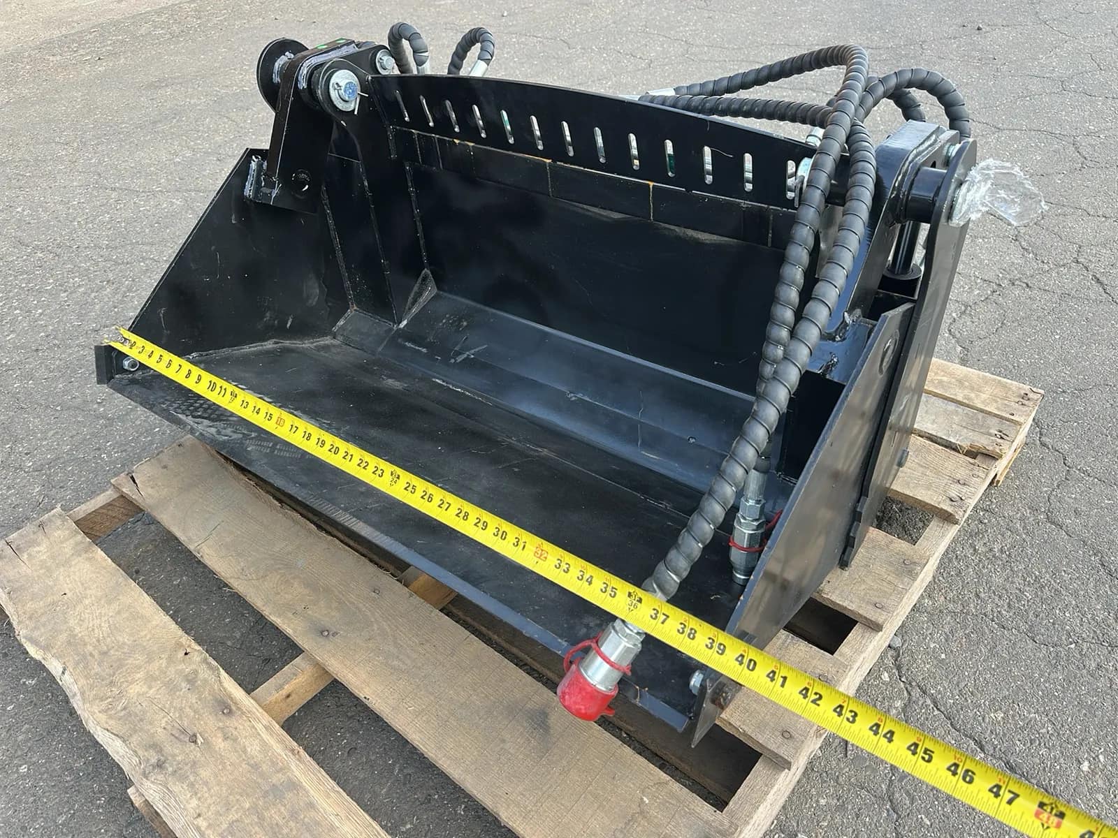 2026 39" 4-In-1 Bucket for Mini Skid Steer (Unused), photo 6 of 6