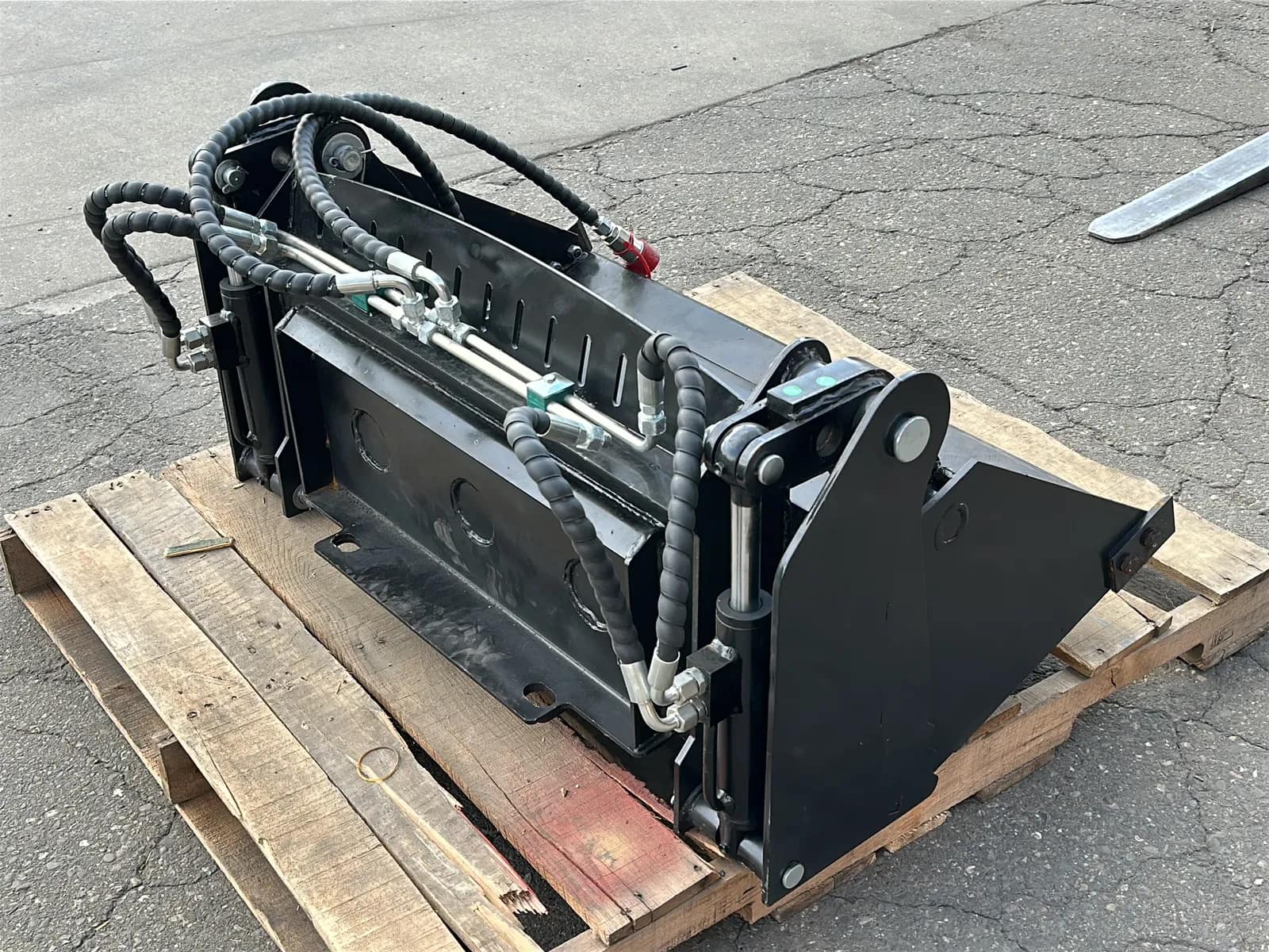 2026 39" 4-In-1 Bucket for Mini Skid Steer (Unused), photo 5 of 6