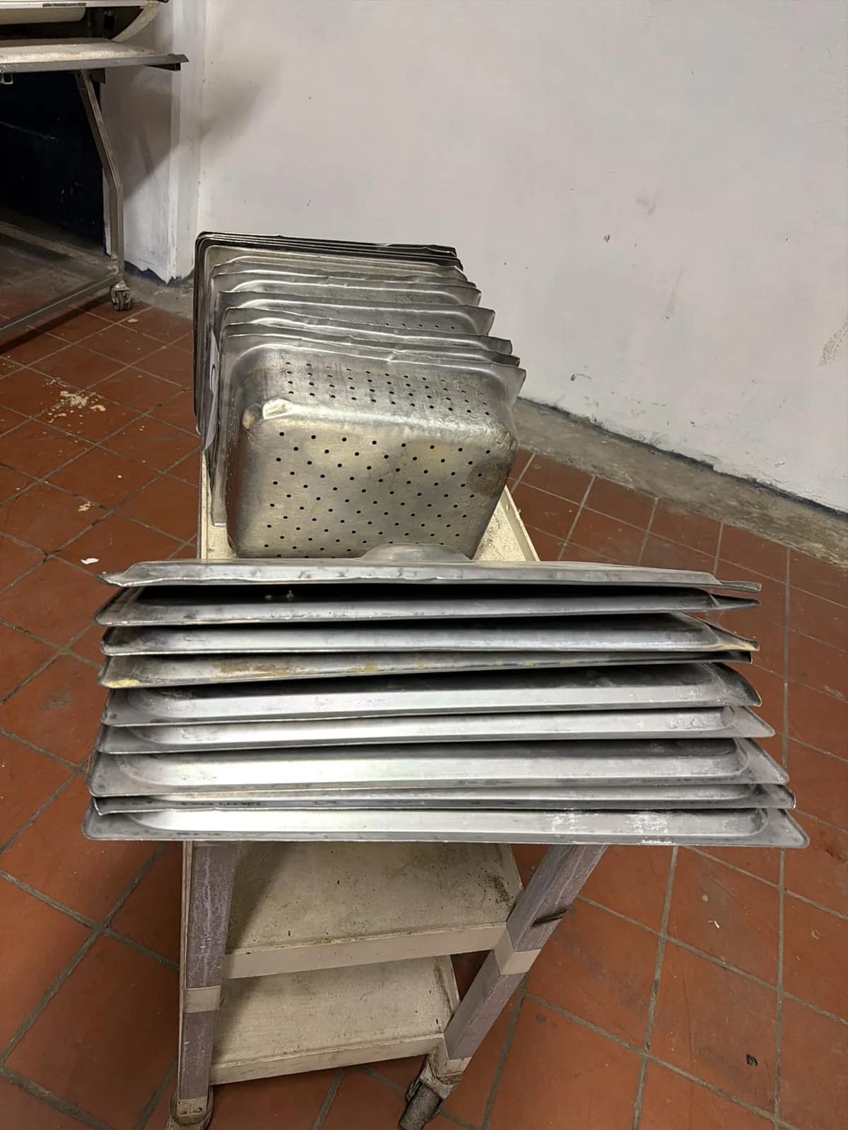 (9) Stainless Steel Hotel Pans With Lids And Perforated Hotel Pans Different Sizes, photo 3 of 4
