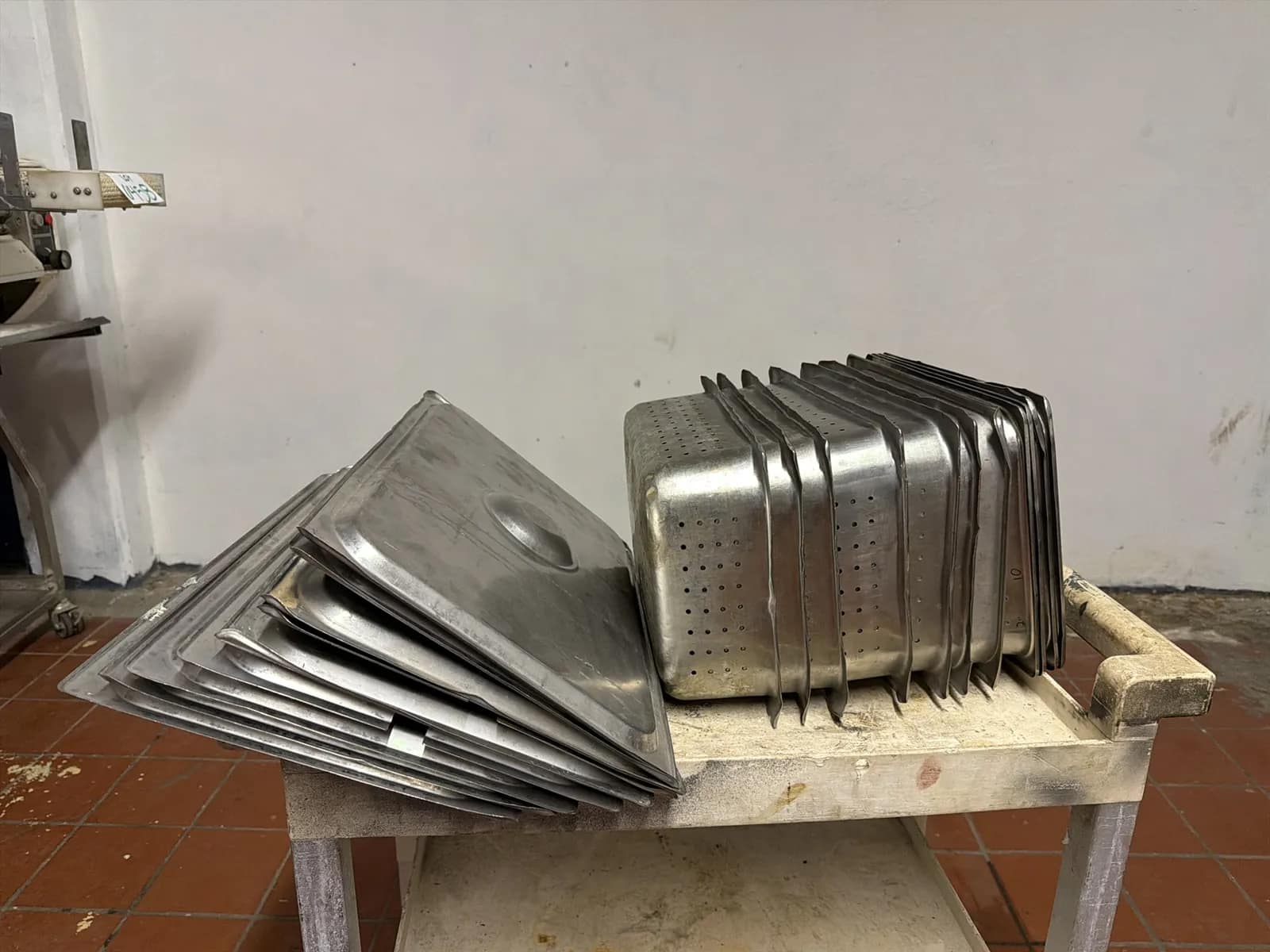 (9) Stainless Steel Hotel Pans With Lids And Perforated Hotel Pans Different Sizes, photo 4 of 4